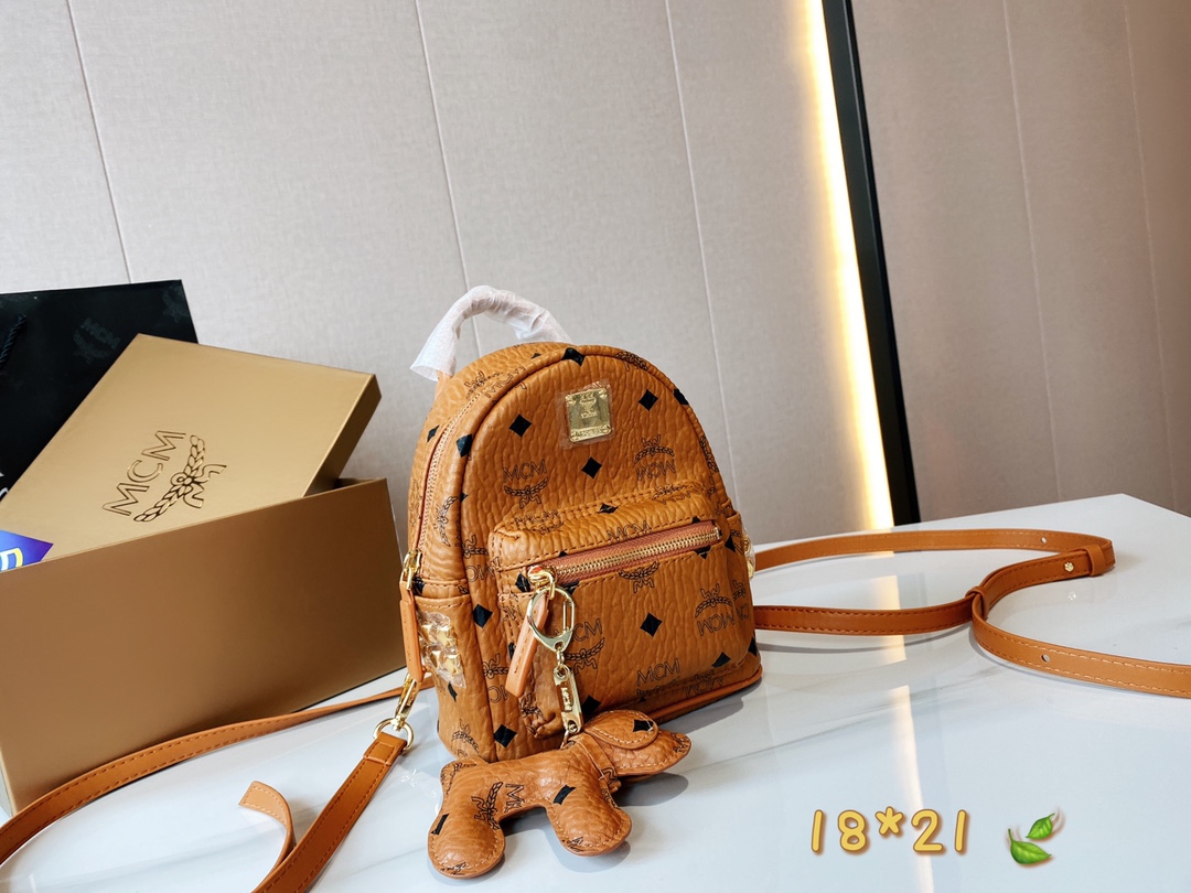 官网同步 全网独家 实拍 超级nice 超级有范儿的M家双肩包火爆来袭 超级推荐这一只 巨能装 出游或是出街必备款哦 五金全部有 logo哦 男女通用款出行必入潮品 这只上图必留必买噢 专柜同步上市 m家粉丝更不用多说喜欢mcm的宝宝们~必须拿 青岛代工 原单狠货出入专柜无压力满满好口碑超高性价比18*21