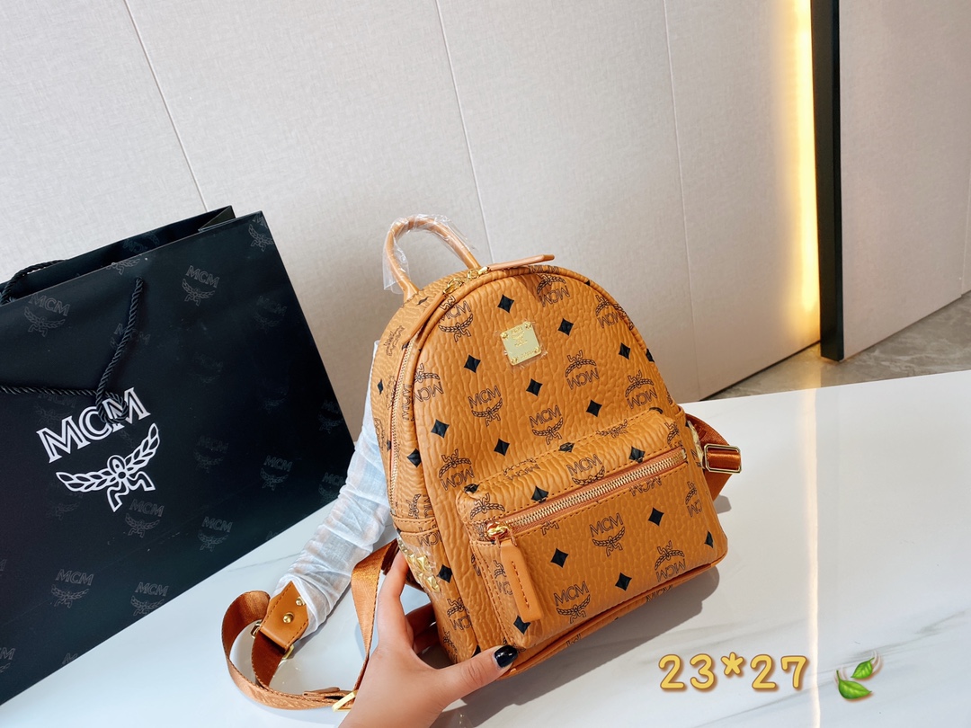 官网同步 全网独家 实拍 超级nice 超级有范儿的M家双肩包火爆来袭 超级推荐这一只 巨能装 出游或是出街必备款哦 五金全部有 logo哦 男女通用款出行必入潮品 这只上图必留必买噢 专柜同步上市 m家粉丝更不用多说喜欢mcm的宝宝们~必须拿 青岛代工 原单狠货出入专柜无压力满满好口碑超高性价比23*27