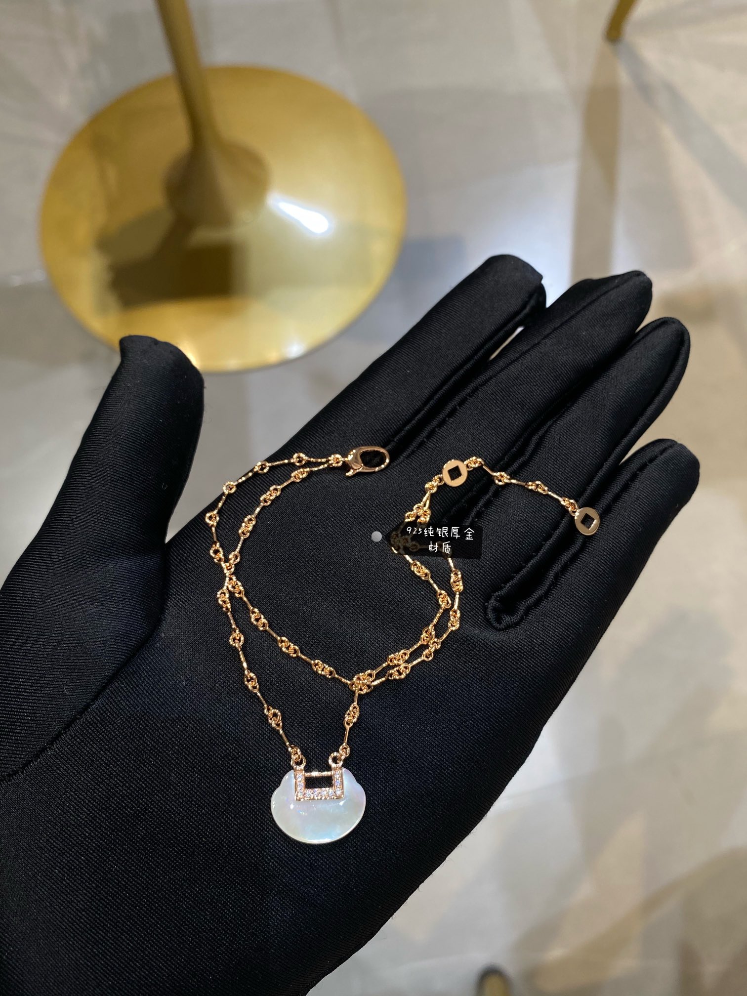 NO:632363,New model, Qeeli* Yuyi series double-layer mother-of-pearl Ruyi bracelet ~ It is like wearing a small light bulb on the wrist. Ruyi is a whole piece of mother-of-pearl, using deep-sea mother-of-pearl, the illusion is unique ~ The thick chain of the Yuyi series is a separate handmade chain, which is labor-intensive and time-consuming. Each piece of the chain is hand-polished, hand-assembled and hand-welded, polished without dead corners, clean and bright ~ the steel seals are all printed ~ every detail is in place  Specifications: 1.1*1.5cm, length 14-17; 88260,,bracelet,Cardia high-end jewelry19860909新款,Qeeli* Yuyi系列双层贝母如意手链～宛如手腕佩戴了一颗小灯泡,如意是一整块贝母,采用深海珍珠母贝,幻彩独一无二～Yuyi系列的粗链是单独的手工链子,耗工又耗时,链子每一件都是手工抛光手工组装手工焊接,°无死角抛光,干净光亮～钢印字印齐～细节到位 规格如意1.1*1.5cm,长度14-17两档； 88260,,bracelet,卡迪亚高端饰品,Jewelry