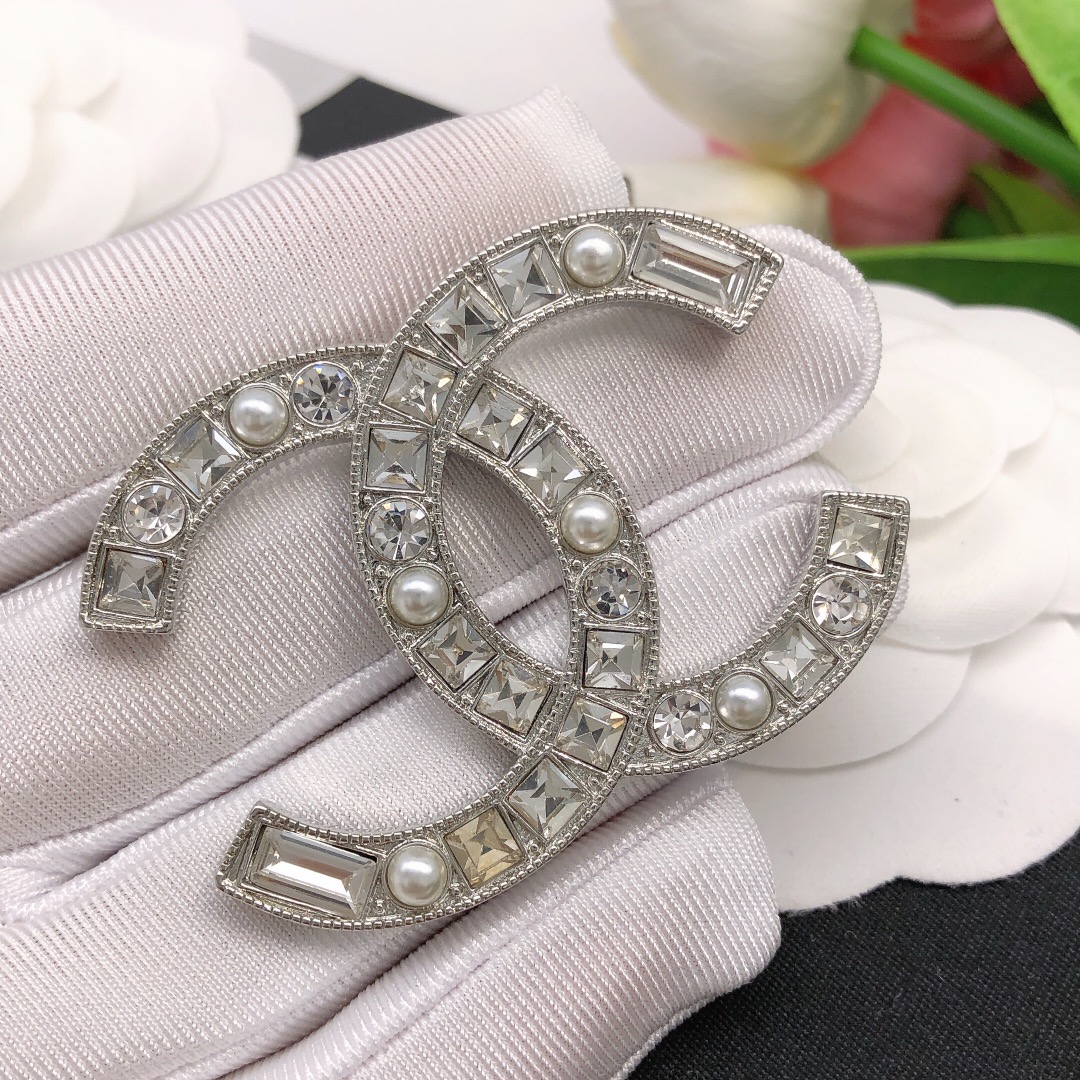 Exquisite Double C Pin with Intricate Details and Beautiful Design - 图片 3