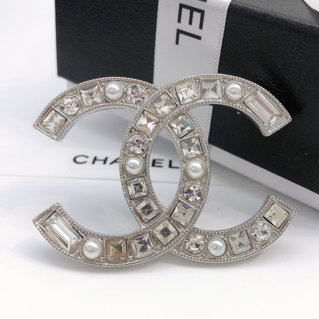 Exquisite Double C Pin with Intricate Details and Beautiful Design - 图片 1