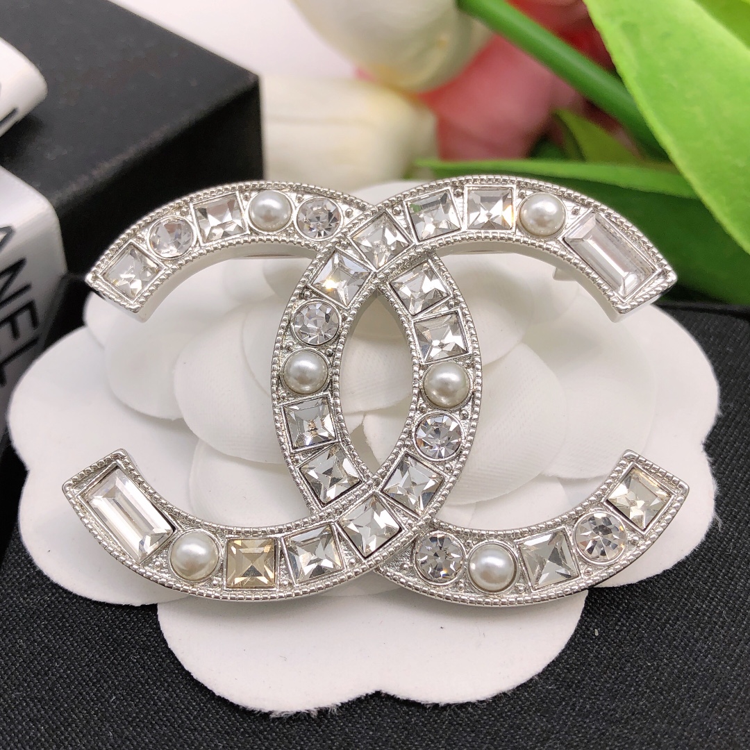 Exquisite Double C Pin with Intricate Details and Beautiful Design - 图片 4