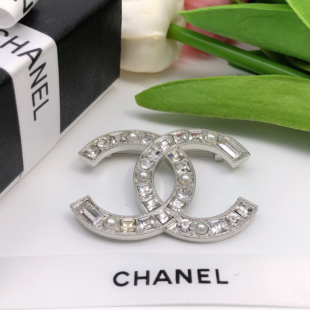 Exquisite Double C Pin with Intricate Details and Beautiful Design - 图片 5