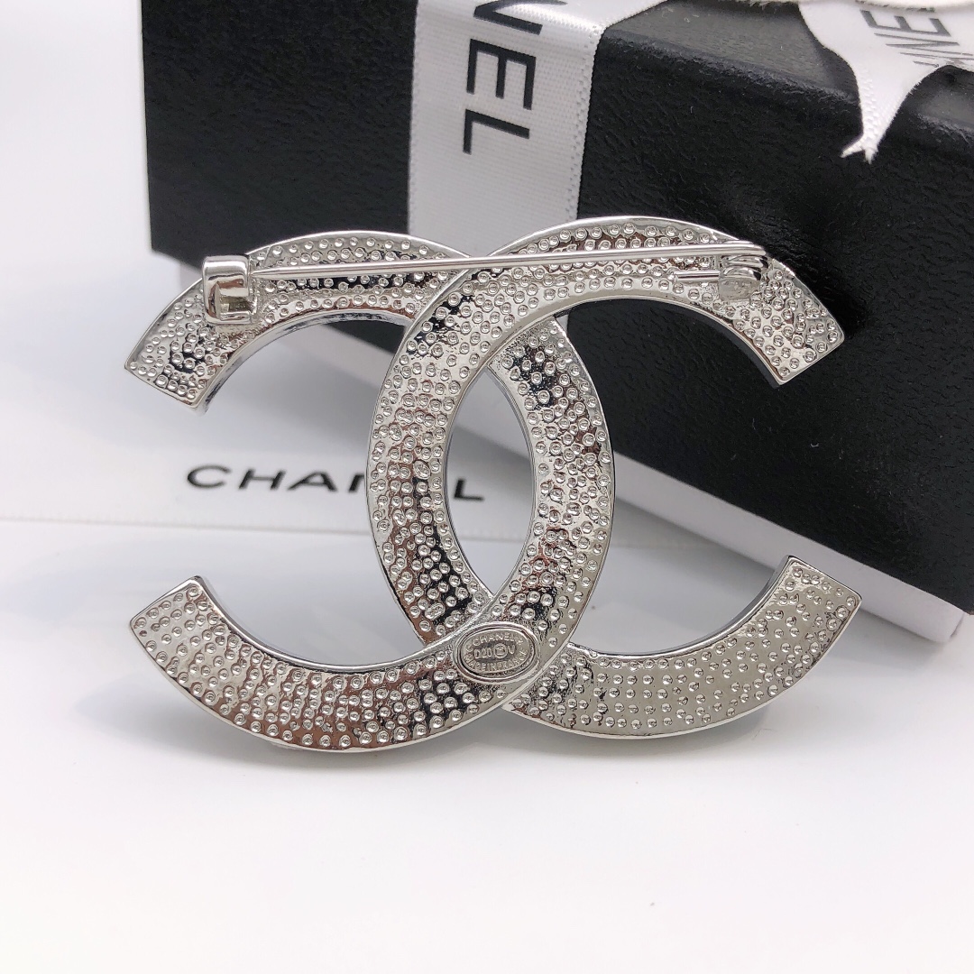 Exquisite Double C Pin with Intricate Details and Beautiful Design - 图片 2