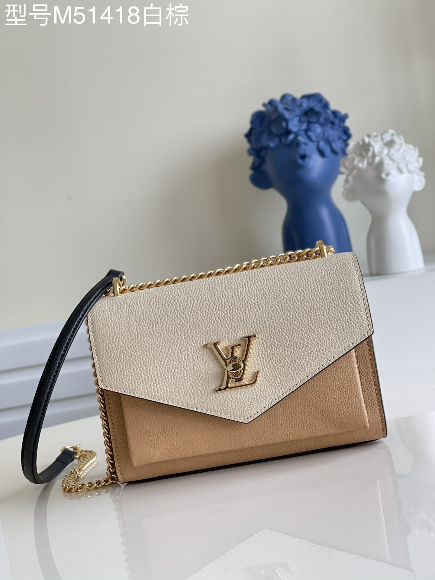 NO:397073,【Exclusive real photo M51418 white brown】M55848 M51424 Mylockme BB handbag is made of soft calf leather, bringing the college temperament into the pocket configuration, and then building a sufficient storage space with neat lines. Size 22.5 x 17.0 x 5.5 cm Q.,LV【Original leather】,louis vuitton,cowhide19860909【独家实拍M51418白棕】M55848 M51424 Mylockme BB 手袋取材柔软小牛皮,将学院气质收入袖珍构型,再以利落线条构筑充裕收纳空间.尺寸22.5 x 17.0 x 5.5 cm Q.,LV【原厂皮】,louis vuitton,cowhide,Bag