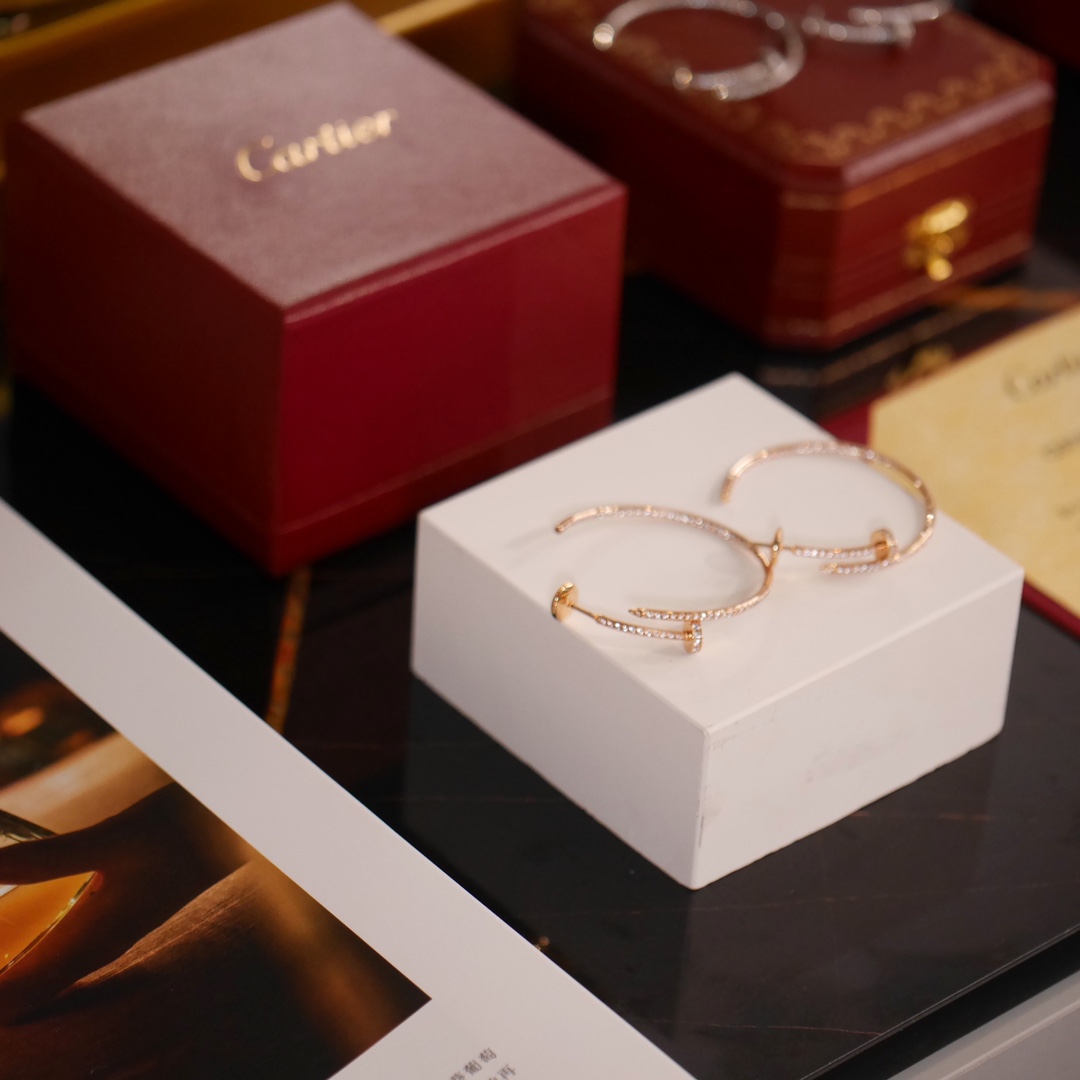 NO:633452,[We produce] Juste un clou series jewelry! Customized according to Z, made of V gold material, special Z flying saucer earplugs, using a 'nail' to make jewelry, integrating minimalism and flamboyant personality, breaking the conventional shape, rejecting mediocrity and following the crowd, making people unforgettable after one glance.  The design of the earrings is simple and elegant, and the individuality swaying in the ear makes people feel low-key and confident, which is very eye-catching. Previously, the head and tail diamonds were released, and this is a more gorgeous nail earring studded with diamonds. Absolute Heavy Industry 88270, earrings, Cardia high-end jewelry19860909【我们出品】Juste un clou系列珠宝!按照Z定制 采用V金材质 专用Z飞碟耳塞 用一枚“钉子”做珠宝,将极简主义与张扬个性融为一体,打破常规造型,拒绝平庸与随波逐流,让人看一眼就再也忘不了. 耳环的设计简约大气,摇曳在耳边的个性张扬,给人感觉低调又自信,非常抓眼球.之前出了头尾钻,带来这款更加华丽镶嵌满钻的钉子耳钉,绝对重工88270,,earrings,卡迪亚高端饰品,Jewelry