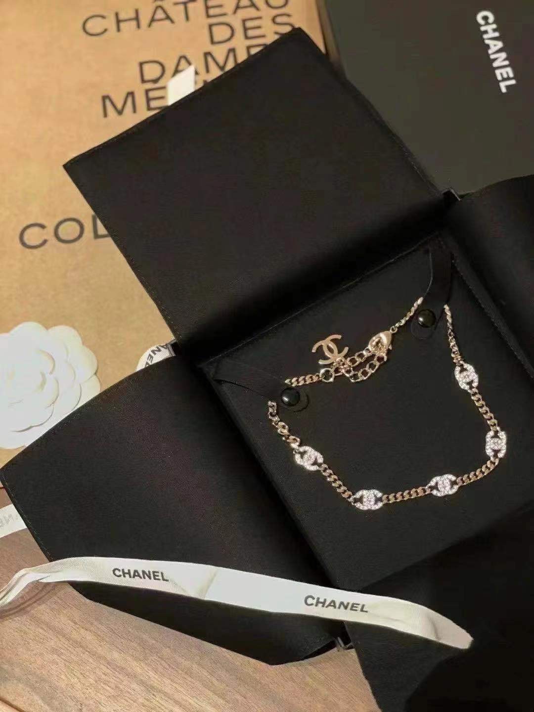 NO:104199,Ch@nel Exclusive new necklace A single item that many fairies are waiting for. Jumeiji fashion picker 5 CC matching chain design Exclusive customization restored zp The design is simple and fashionable and beautiful. The neck decoration is eye-catching CC The middle position is not hollowed out. Silver C matching golden chain. Color combination. Perfect interpretation, Chanel necklace, chanel, necklace19860909Ch@nel 独家新品项链 超多仙女等待的一款单品 巨美巨时尚chocker 5 个CC搭配链条设计 独家定制款还原zp 设计简单时髦好看 脖子装饰抢眼 CC 中间位置不是镂空的 银色C搭配金色链条 拼色结合 完美诠释,香奈儿项链,chanel,necklace,Jewelry