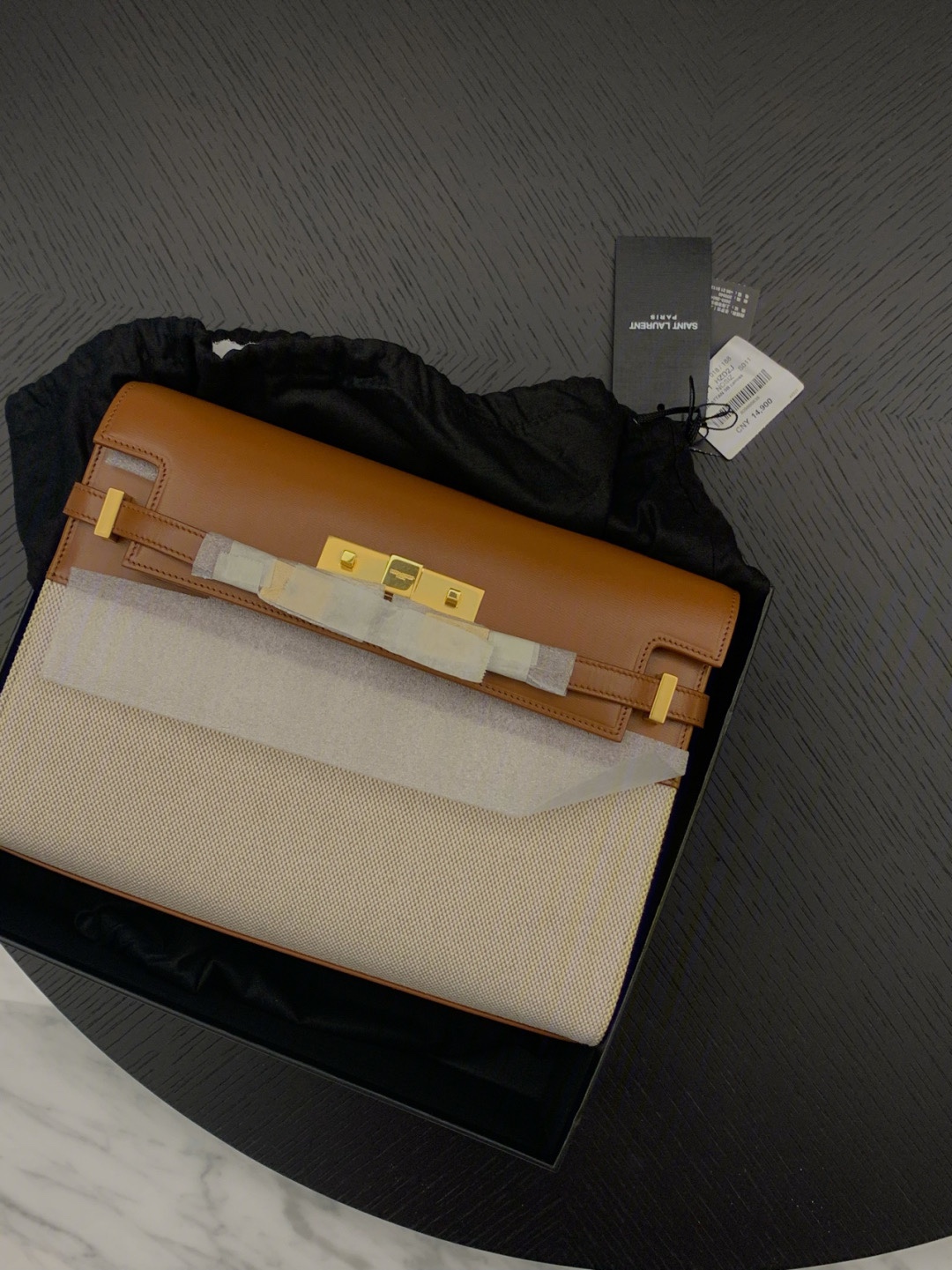 Ysl 𝑴𝒂𝒏𝒉𝒂𝒕𝒕𝒂𝒏 29CM曼哈顿法棍包 579271棕皮配杏色帆布金扣