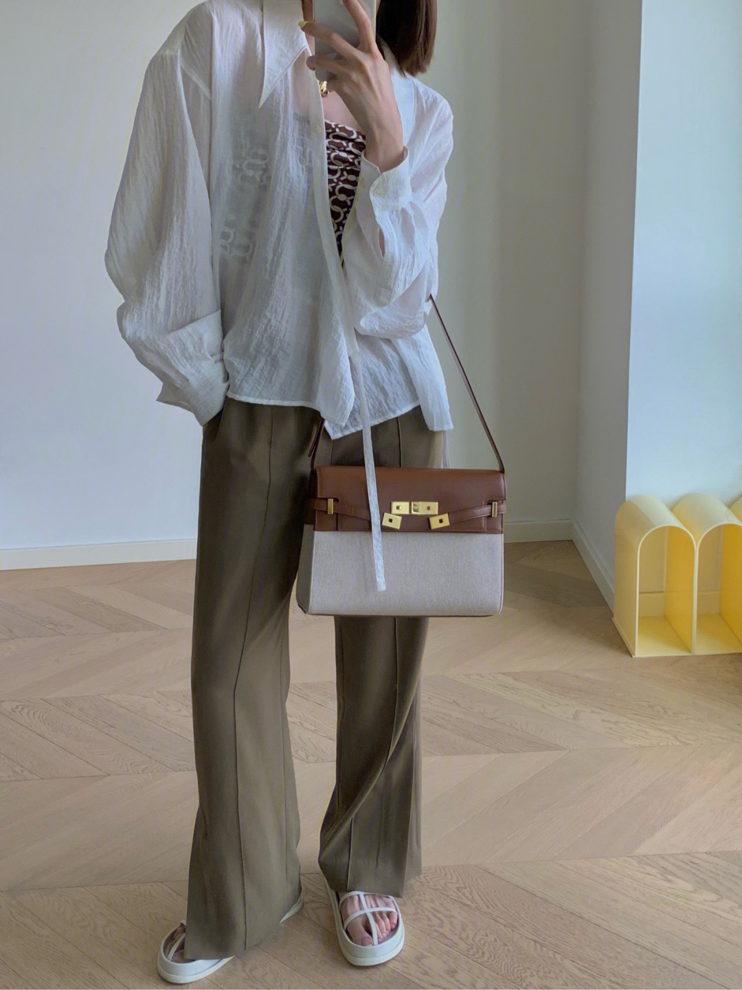 Ysl 𝑴𝒂𝒏𝒉𝒂𝒕𝒕𝒂𝒏 29CM曼哈顿法棍包 579271棕皮配杏色帆布金扣