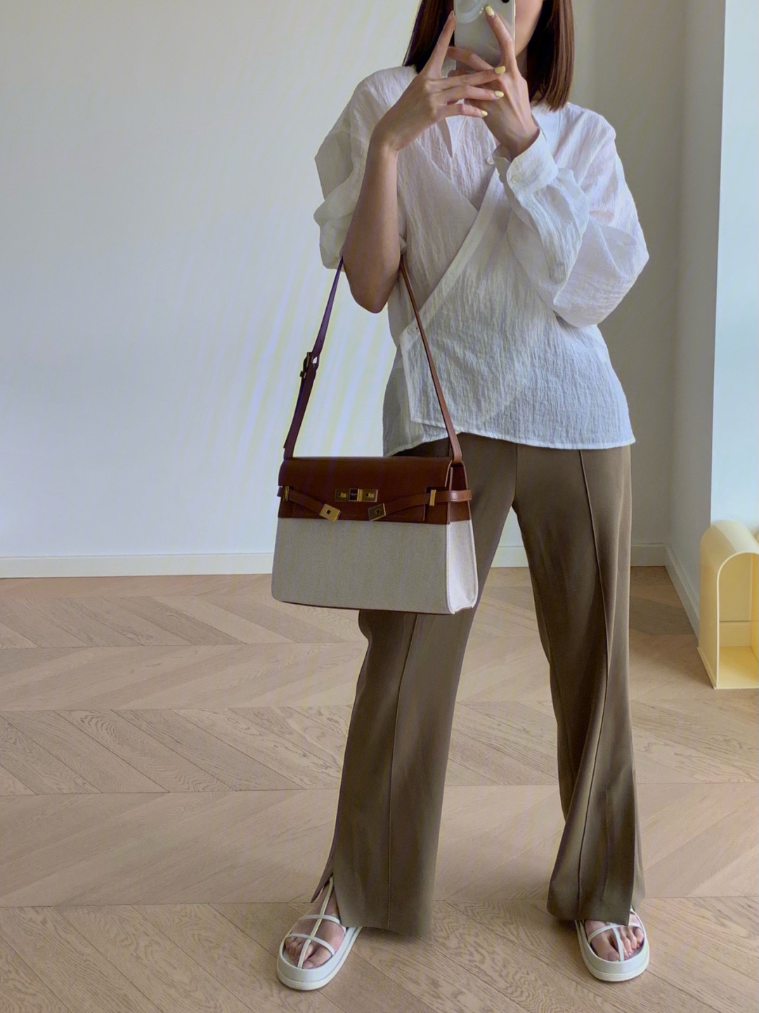 Ysl 𝑴𝒂𝒏𝒉𝒂𝒕𝒕𝒂𝒏 29CM曼哈顿法棍包 579271棕皮配杏色帆布金扣