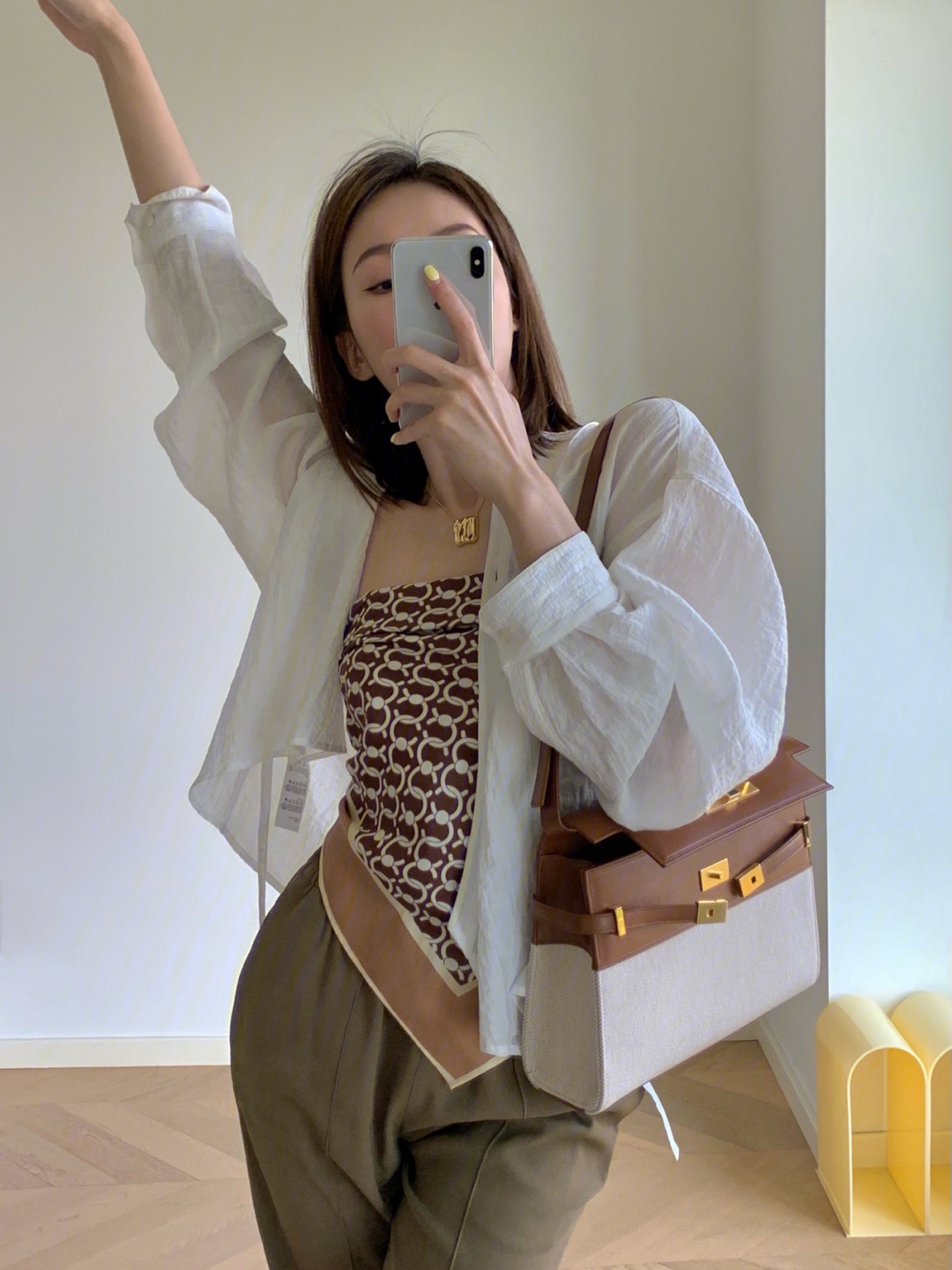 Ysl 𝑴𝒂𝒏𝒉𝒂𝒕𝒕𝒂𝒏 29CM曼哈顿法棍包 579271棕皮配杏色帆布金扣