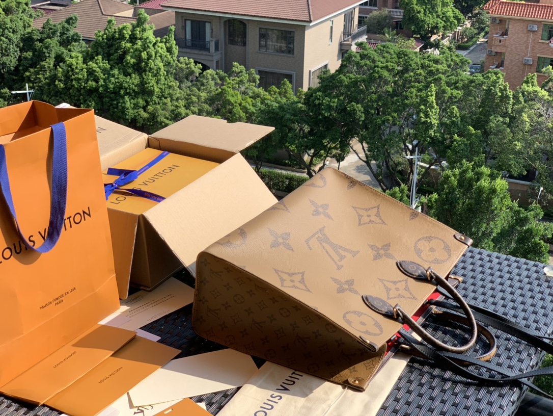 🌼 m45320大号 尺寸41-34-19㎝ ONTHEGO 系列自上新以来就一直是驴牌最畅销的款，咱家