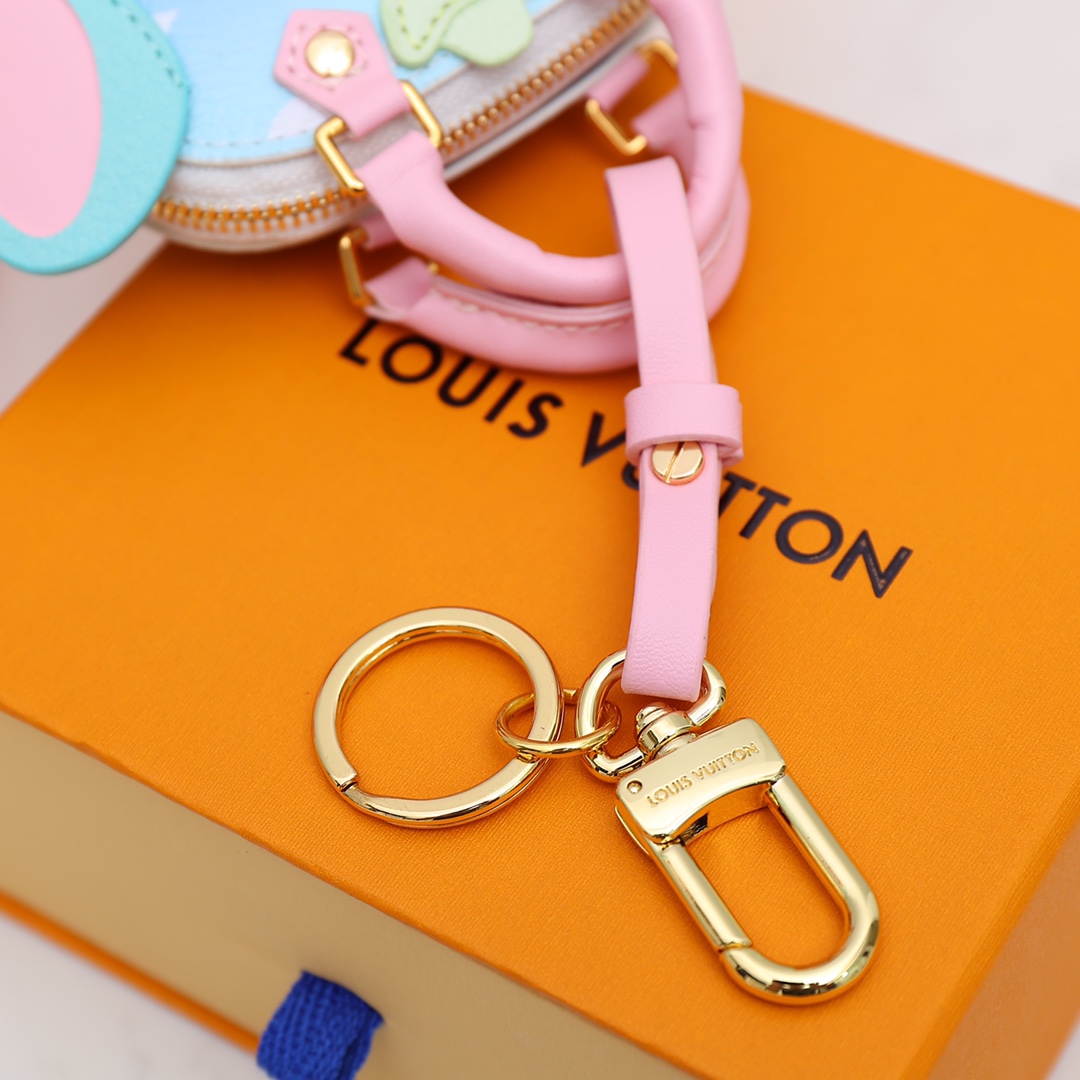 Mini shell bag keychain in use