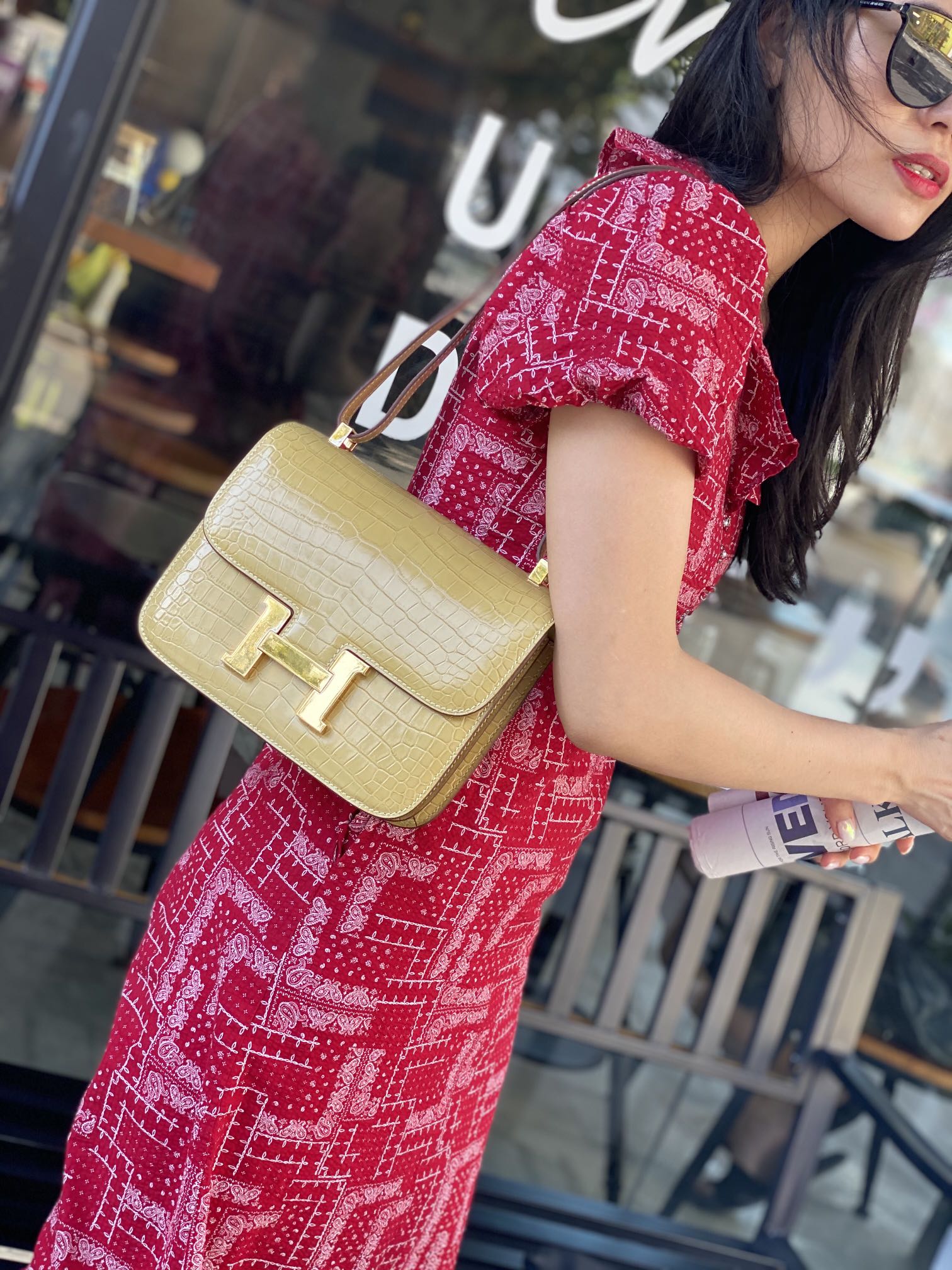 Elegant Milk Apricot Handbag with Crocodile Embossing and Signature 'H' Clasp 3 i1624434711 6538 6