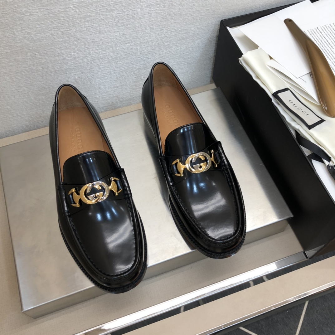Elegantes mocasines de cuero Gucci para hombre, estilo business y confort