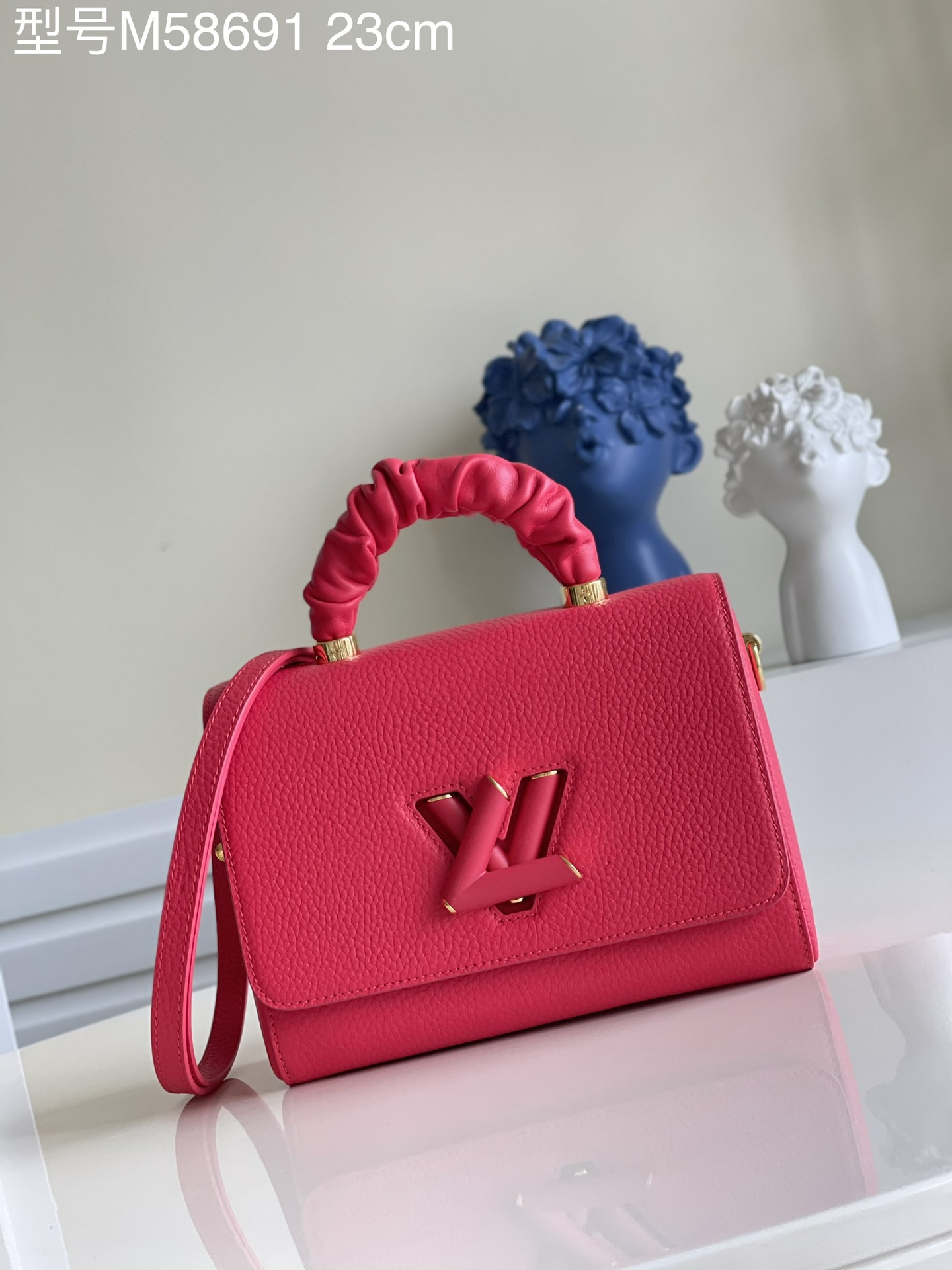 NO:397083,【Exclusive real photo M58691 rose red large size】M50280 This Twist large handbag uses Taurillon leather bag and silky calfskin pleated handle to play the material collision, and then let the LV Twist twist lock echo the overall color. Full leather lychee pattern pleated wrist leather buckle pleated wrist veil women's shoulder bag with removable shoulder straps, suitable for shoulder or crossbody. Detailed features 23x25 x10.5cm ws.,LV [original leather],louis vuitton,satchels,cowhide19860909【独家实拍M58691玫红 大号】M50280 本款 Twist 大号手袋以 Taurillon 皮革包身和丝滑小牛皮抽褶手柄玩转材质碰撞,再令 LV Twist 扭锁呼应整体色彩.全皮荔枝纹褶皱手腕皮扣褶皱手腕盖头女挎包 搭配可拆卸肩带,肩背或斜挎皆宜.详细特征 23x25 x10.5cm ws.,LV【原厂皮】,louis vuitton,satchels,cowhide,Bag