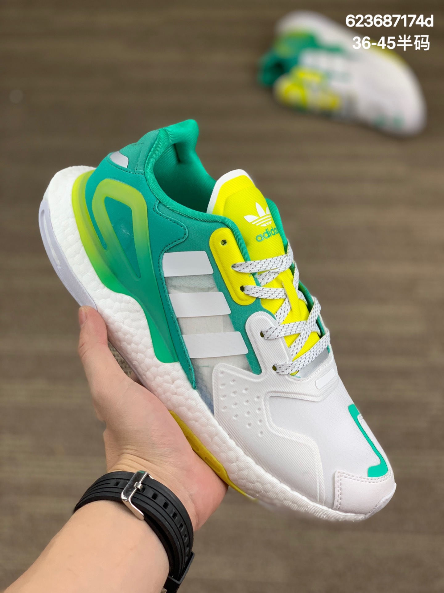 
Adidas Originals 2020 Day Jogger Boost 夜行者2.0 慢跑者系列高弹复古休闲运动跑鞋 ，力求为现代街头再现经典。保留当年的经典细节，造型醒目，也助你脱颖而出，简直心头爱。款鞋同时采用热塑性聚氨酯弹性体鞋跟夹稳固鞋跟，让你舒适运动，加强了对脚的保护。
货号：GW4912 
尺码：36-45半码