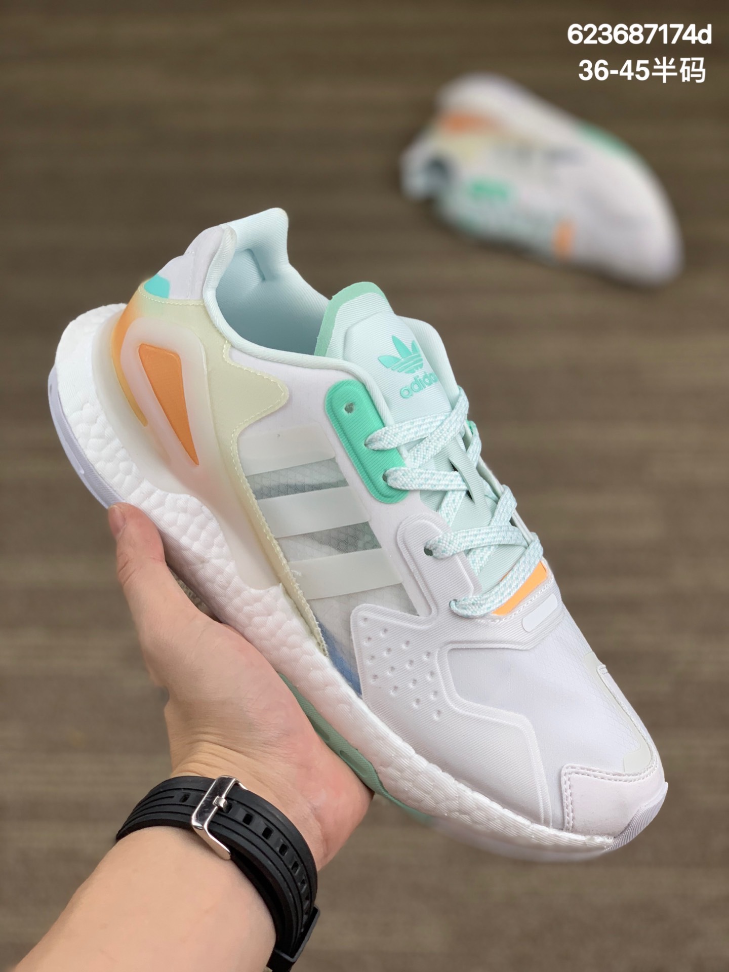 
Adidas Originals 2020 Day Jogger Boost 夜行者2.0 慢跑者系列高弹复古休闲运动跑鞋 ，力求为现代街头再现经典。保留当年的经典细节，造型醒目，也助你脱颖而出，简直心头爱。款鞋同时采用热塑性聚氨酯弹性体鞋跟夹稳固鞋跟，让你舒适运动，加强了对脚的保护。
货号：GW4912 
尺码：36-45半码
编码:623687174d