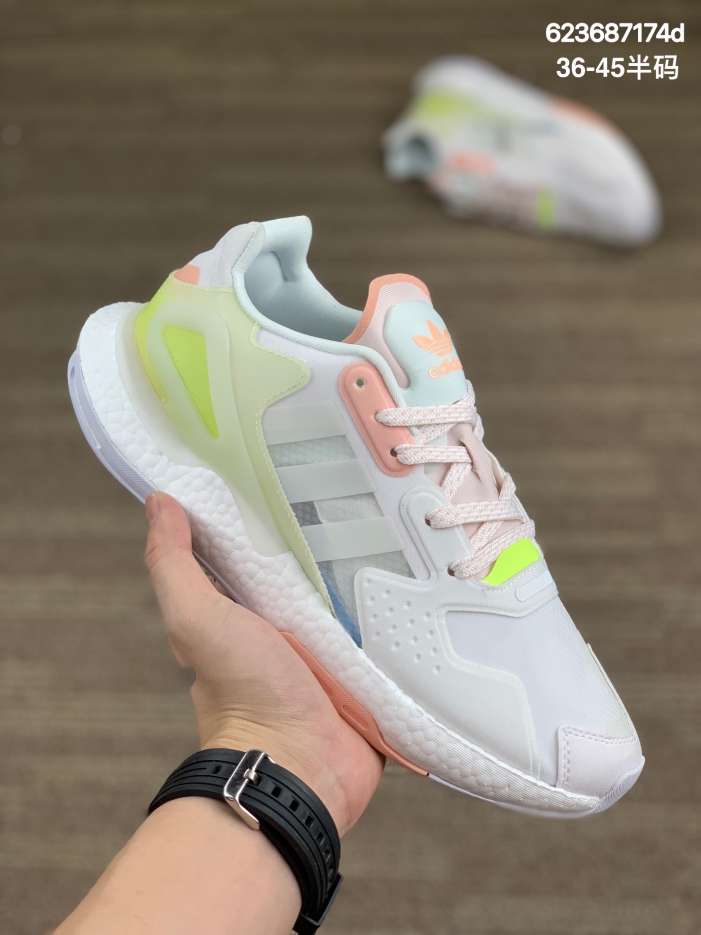 
Adidas Originals 2020 Day Jogger Boost 夜行者2.0 慢跑者系列高弹复古休闲运动跑鞋 ，力求为现代街头再现经典。保留当年的经典细节，造型醒目，也助你脱颖而出，简直心头爱。款鞋同时采用热塑性聚氨酯弹性体鞋跟夹稳固鞋跟，让你舒适运动，加强了对脚的保护。
货号：GW4912 
尺码：36-45半码
编码:623687174d