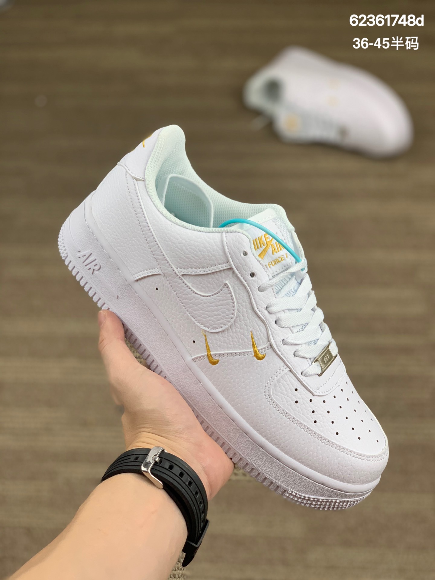 
Air Force 1 Low 四银勾配色 全白的空军一号经典无需质疑 街头极高的出镜率已经说明了它的魅力 
货号：CT1989 
尺码：36-45半码
编码:62361748d