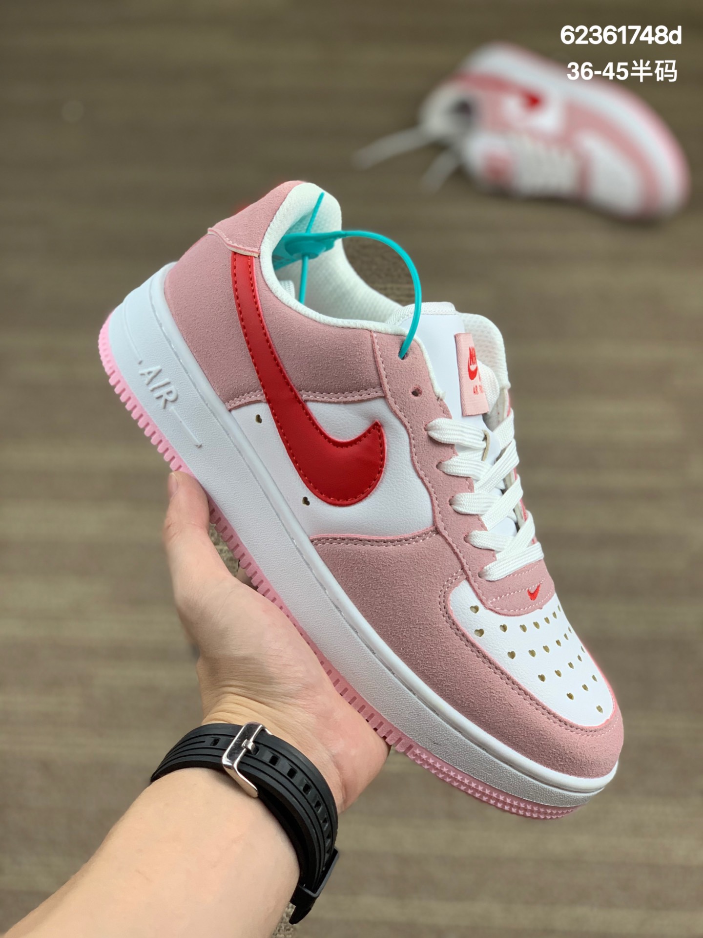 
粉红 情人节Air force 1‘07 QS“Valentine‘s Day” 粉红 情人节空军一号 实拍首发原楦头原纸板 纯正空军版型专注外贸渠道 全掌内置蜂窝气垫 #原盒配件 原厂中底钢印、拉帮完美   官方货号：DD3384-600
SIZE：36 36.5 37.5 38 38.5 39 40 40.5 41 42 42.5 43 44 44.5 45
编码:62361748d