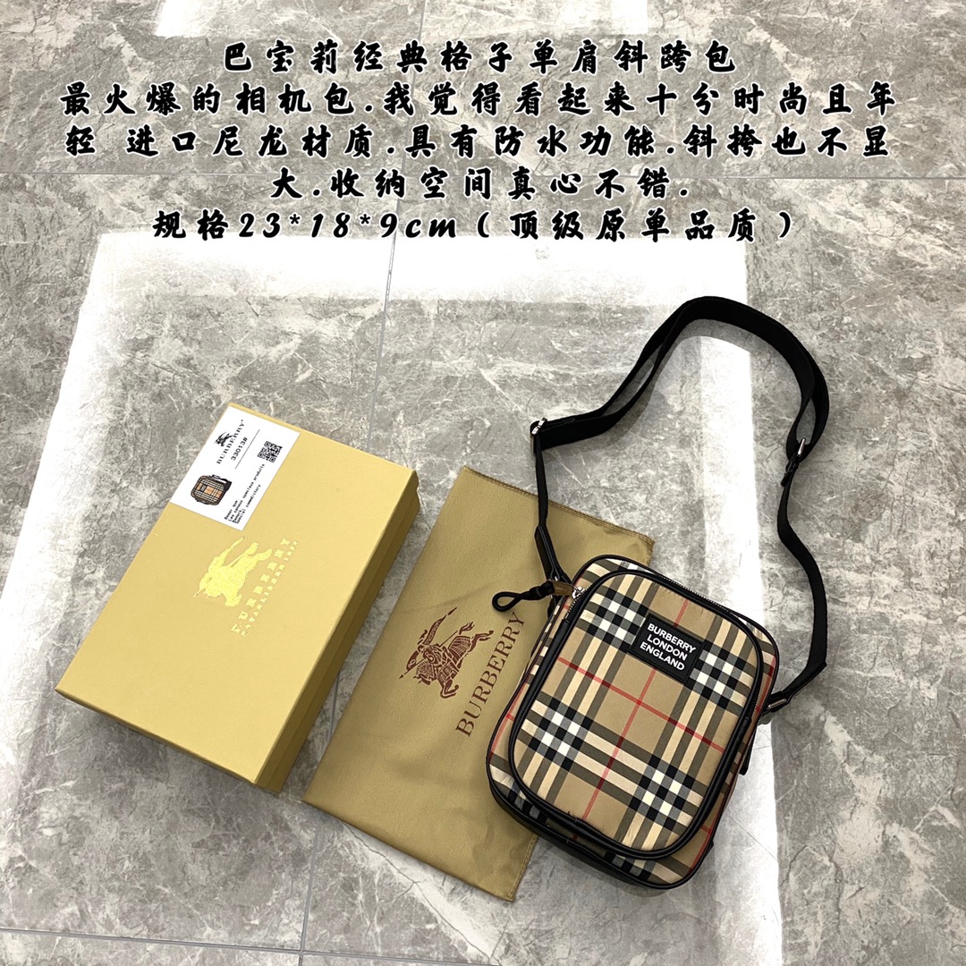 巴宝莉经典格子单肩斜跨包🅿️210 最火爆的相机包.我觉得看起来十分时尚且年轻 进口尼龙材质.具有防水功能.斜挎也不显大.收纳空间真心不错. 规格23*18*9cm(顶级原单品质)