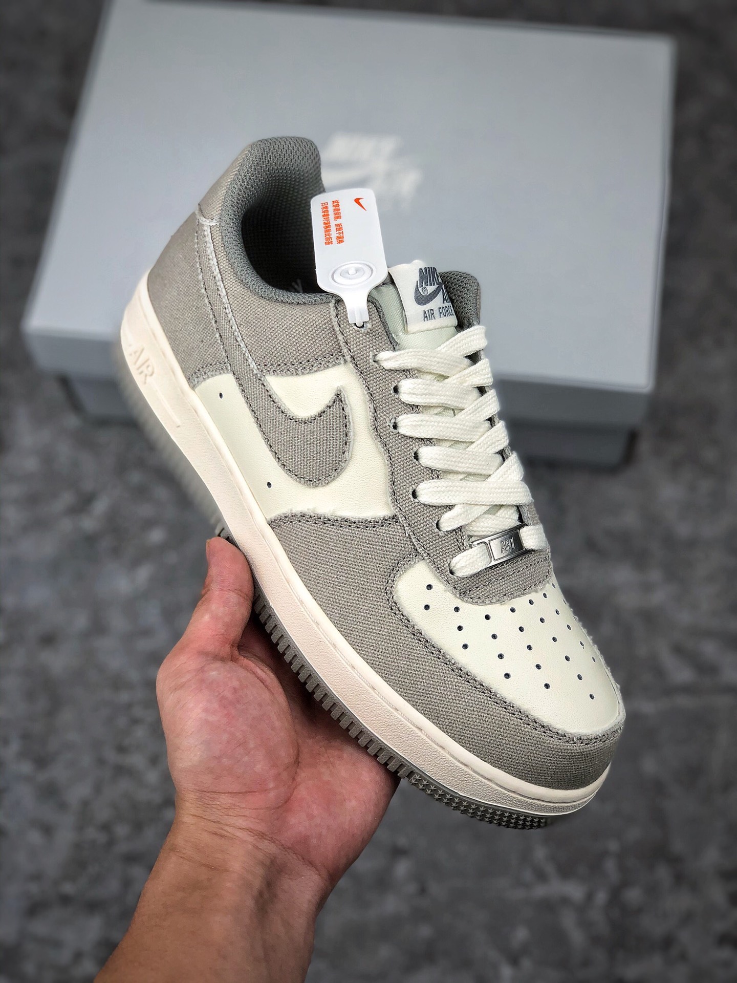  支持放店
Nike Air Force 1 灰白
原楦头原纸板 纯正空军版型
专注外贸渠道 全掌内置蜂窝气垫 
#原盒配件 原厂中底钢印、拉帮完美   
SIZE：36 36.5 37.5 38 38.5 39 40 40.5 41 42 42.5 43 44 44.5 45