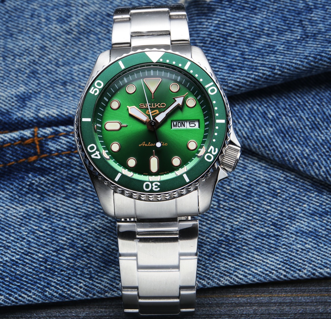 Super-Seiko Multipurpose Man’s Wristwatch: Advanced Features and Stylish Design