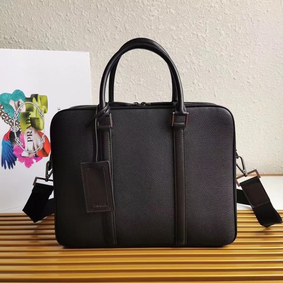 680 这款公文包采用双提手设计，适合商务人士日常使用，同时亦具功能性。搭配姓名标牌，并饰以枪色Prada徽标，彰显品牌风格型号：2VE366，颜色：黑色，尺寸：高28cm长36cm宽6.5cm