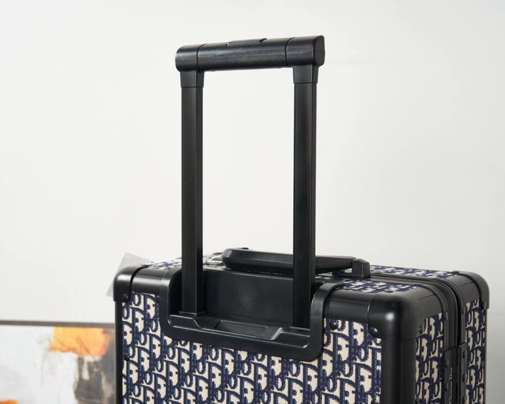 Dior Travel Box: Stylish, Generous, and Practical for Super-Massive Travelers - 图片 5