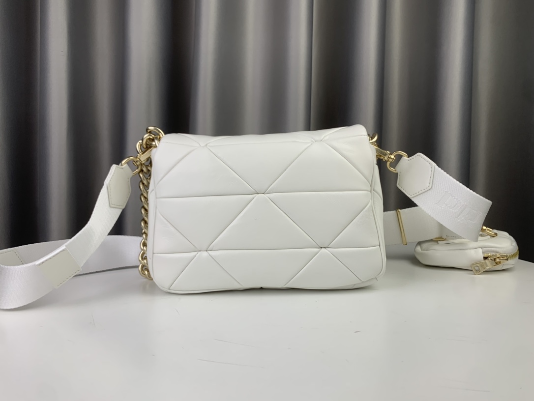 Prada's new three-in-one 1BD292 series is made of imported sheepskin with exquisite hardware and nostalgic light gold. It has a rhombus splicing