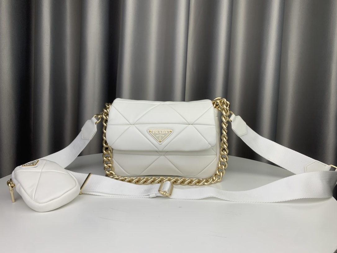 Prada's new three-in-one 1BD292 series is made of imported sheepskin with exquisite hardware and nostalgic light gold. It has a rhombus splicing