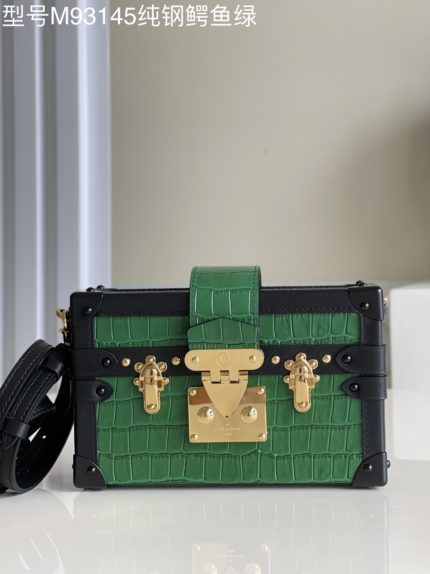 NO:397082,[Exclusive real-life model M93145 pure steel crocodile green] M40273 gold pure steel box BOX box PETITE MALLE fashion show style brand new European and American retro style small square box design full of metal texture elegant and generous modern modern not only can carry small items, but also a fine decoration product. Small and light figure. The design of portable and long shoulder straps is flexible and versatile. It can easily accommodate smartphones. Credit cards and keys. Pure steel accessories size19*5*11.5cm v.,LV [original leather],louis vuitton19860909【独家实拍型号M93145纯钢鳄鱼绿】M40273 金色纯钢盒子BOX盒子 PETITE MALLE 时装走秀款 全新欧美复古风 小巧方盒设计 金属质感十足 优雅大方 摩登现代 不单可以携带随身小物品 更是装饰精品 身材小巧轻盈 手提和长肩带的设计灵活多变 能轻松地容纳智能手机 信用卡和钥匙 纯精钢配件 size19*5*11.5cm v.,LV【原厂皮】,louis vuitton,Bag