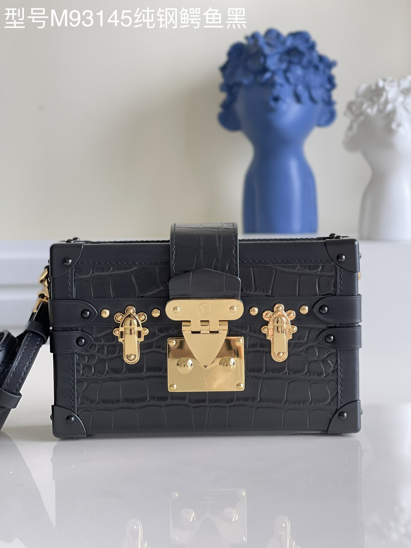 NO:397084,[Exclusive real-life model M93145 pure steel crocodile black] M40273 gold pure steel box BOX box PETITE MALLE fashion show style brand new European and American retro style small square box design full of metal texture elegant and generous modern modern not only can carry small items, but also a fine decoration product. Small and light figure. The design of portable and long shoulder straps is flexible and versatile. It can easily accommodate smartphones. Credit cards and keys. Pure steel accessories size19*5*11.5cm v.,LV [original leather],louis vuitton19860909【独家实拍型号M93145纯钢鳄鱼黑】M40273 金色纯钢盒子BOX盒子 PETITE MALLE 时装走秀款 全新欧美复古风 小巧方盒设计 金属质感十足 优雅大方 摩登现代 不单可以携带随身小物品 更是装饰精品 身材小巧轻盈 手提和长肩带的设计灵活多变 能轻松地容纳智能手机 信用卡和钥匙 纯精钢配件 size19*5*11.5cm v.,LV【原厂皮】,louis vuitton,Bag