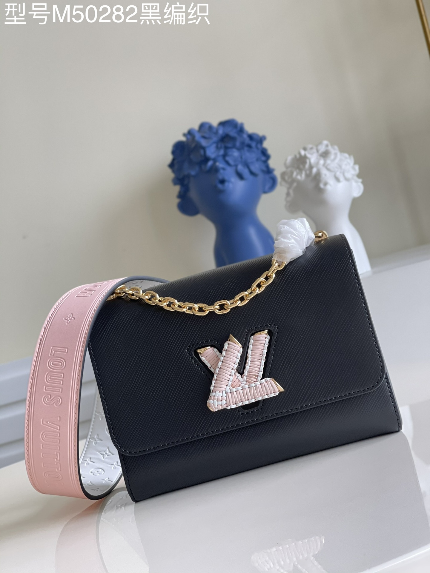 NO:397070,【Exclusive real-life model M50282 black braid】M50280 TWIST medium handbag Louis Vuitton adds braided leather details to the LV Twist twist lock of the classic Twist medium handbag, and then imprints the brand logo on one side of the wide leather shoulder strap and displays a mini Monogram embossment on the other side. The chain handle brings hand-held and elbow-shoulder experience.23 x 17 x 9.5 cm P.900, LV [original leather],louis vuitton,louis vuitton19860909【独家实拍型号M50282黑编织】M50280 TWIST 中号手袋 路易威登为经典 Twist 中号手袋的 LV Twist 扭锁增添编织皮革细节,再令品牌标识压印宽幅皮革肩带一侧,另一侧展现迷你 Monogram 压纹.链条手柄带来手拎和肘挎体验.23 x 17 x 9.5 厘米 P.900,LV【原厂皮】,louis vuitton,louis vuitton,Bag