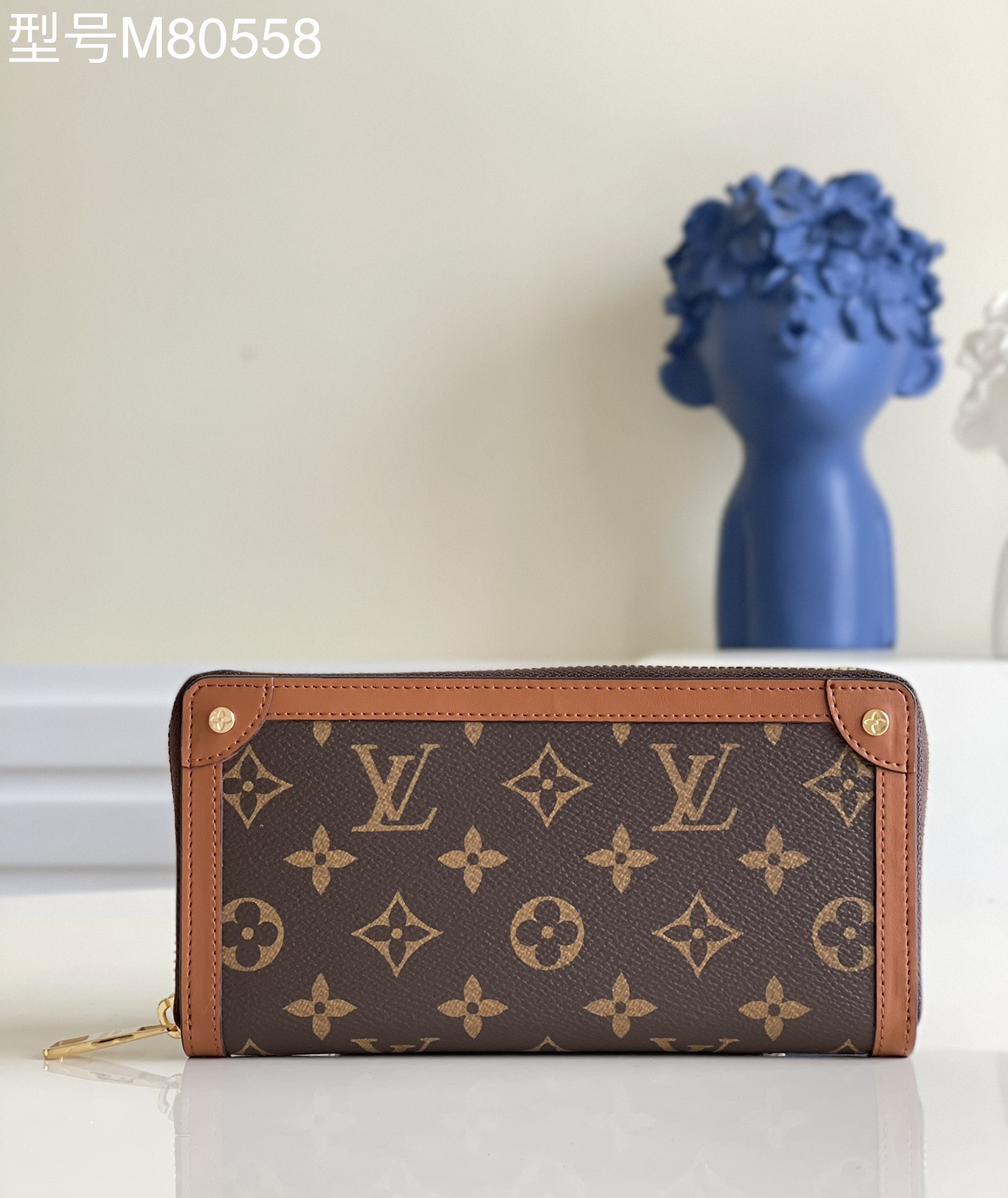 NO:397164,【Exclusive real photo of M80558 presbyterian】zippy's zipper wallet is inspired by men's Soft Trunk handbags, embellished with design details from traditional suitcases of the brand, including leather rounded corners and rivets, the interior is well-organized, equipped with six credit card mezzanines, and a compartment that can hold banknotes or other small paper. Size 19.5 x 10 x 2 cm z., LV [original leather], louis vuitton19860909【独家实拍M80558老花】zippy這款Trunk拉鏈錢包創作靈感源自男裝Soft Trunk手袋,綴有取材自品牌傳統行李箱的設計細節,包括皮革圓角和鉚釘,內部間隔井井有條,配備六個信用卡夾層,以及一個可裝載紙幣或其他小型紙張的隔層.尺寸19.5 x 10 x 2 厘米 z.,LV【原厂皮】,louis vuitton,Bag