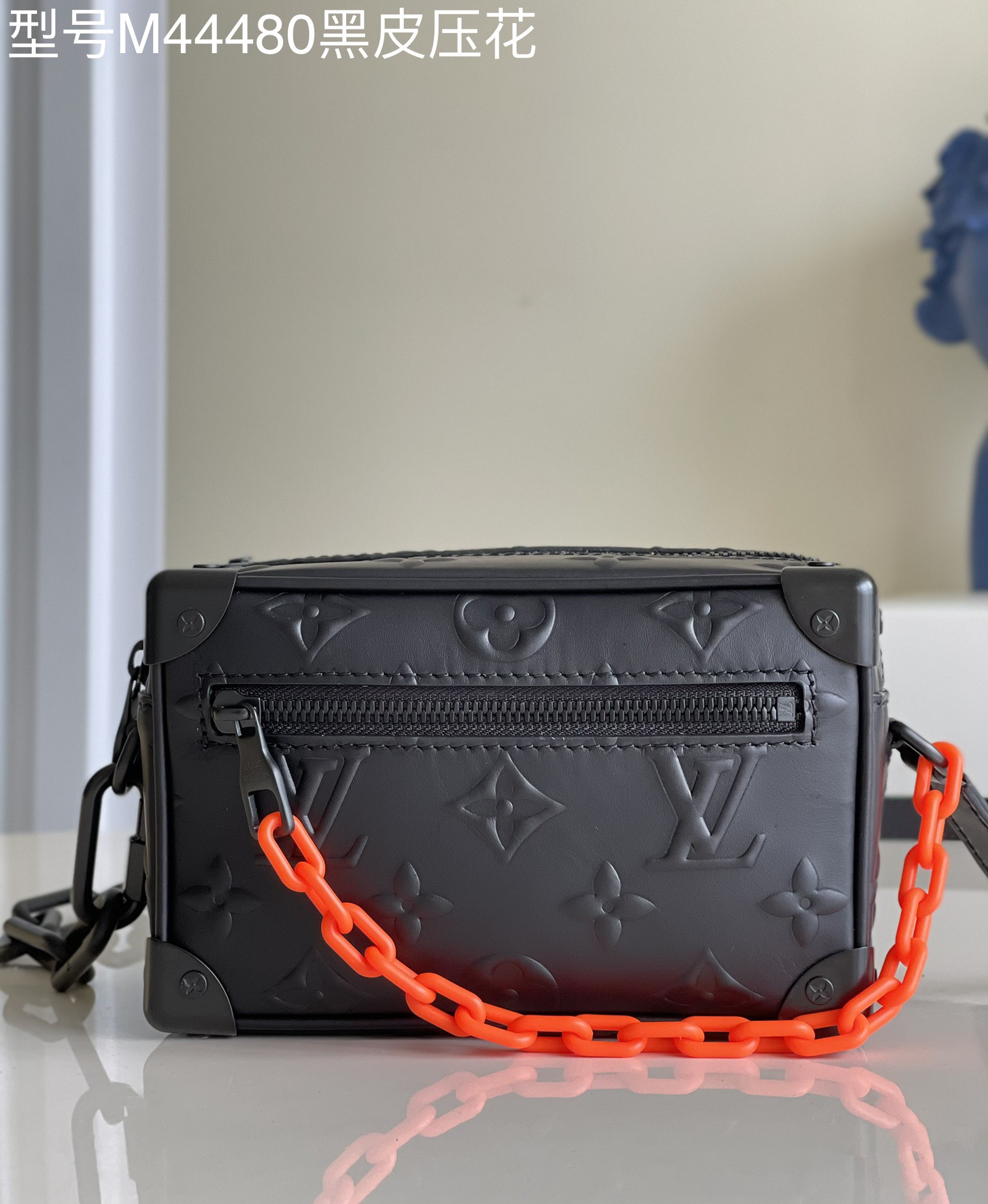 NO:397461,[Exclusive real photo of M44480 black leather embossed] Men's Mini Soft Trunk Chain Box Bag Arrives again. It's super good-looking and versatile. It has a metallic feeling on your back, making people look very fashionable. It belongs to a low-key, fashionable and domineering bag. Size: 18×12×7cm M., LV [original leather], louis vuitton19860909【独家实拍M44480黑皮压花】男款Mini Soft Trunk 链条盒子包再次到货 超级好看很百搭 背在身上有一种金属感 把人显得很洋气 属于一款低调又洋气又霸气的包 尺寸:18×12×7cm M.,LV【原厂皮】,louis vuitton,Bag