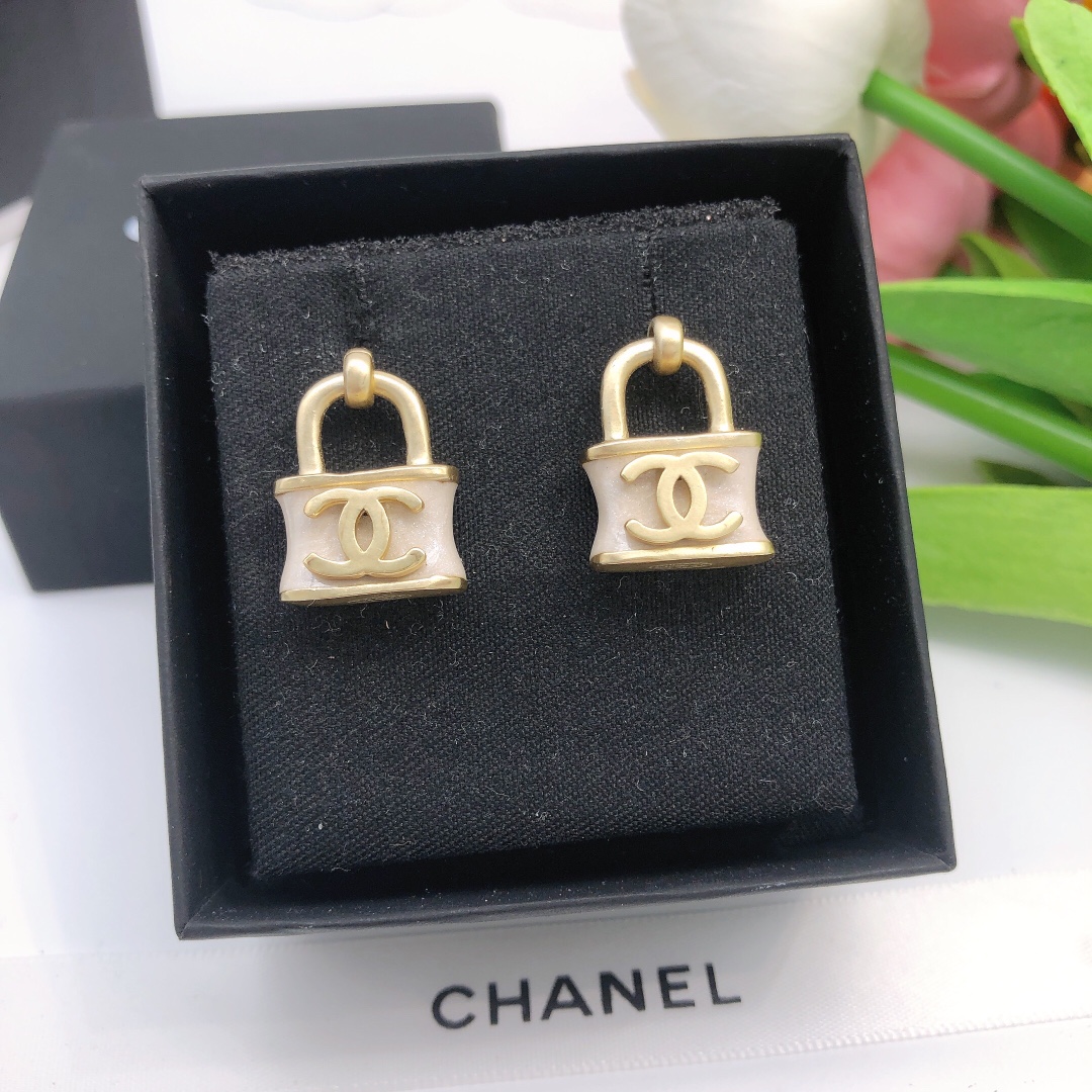 I0 Chanel新品锁扣耳钉 超级漂亮一款耳钉上耳效果绝对是气质2种颜色可挑选搭配 适合大夏天