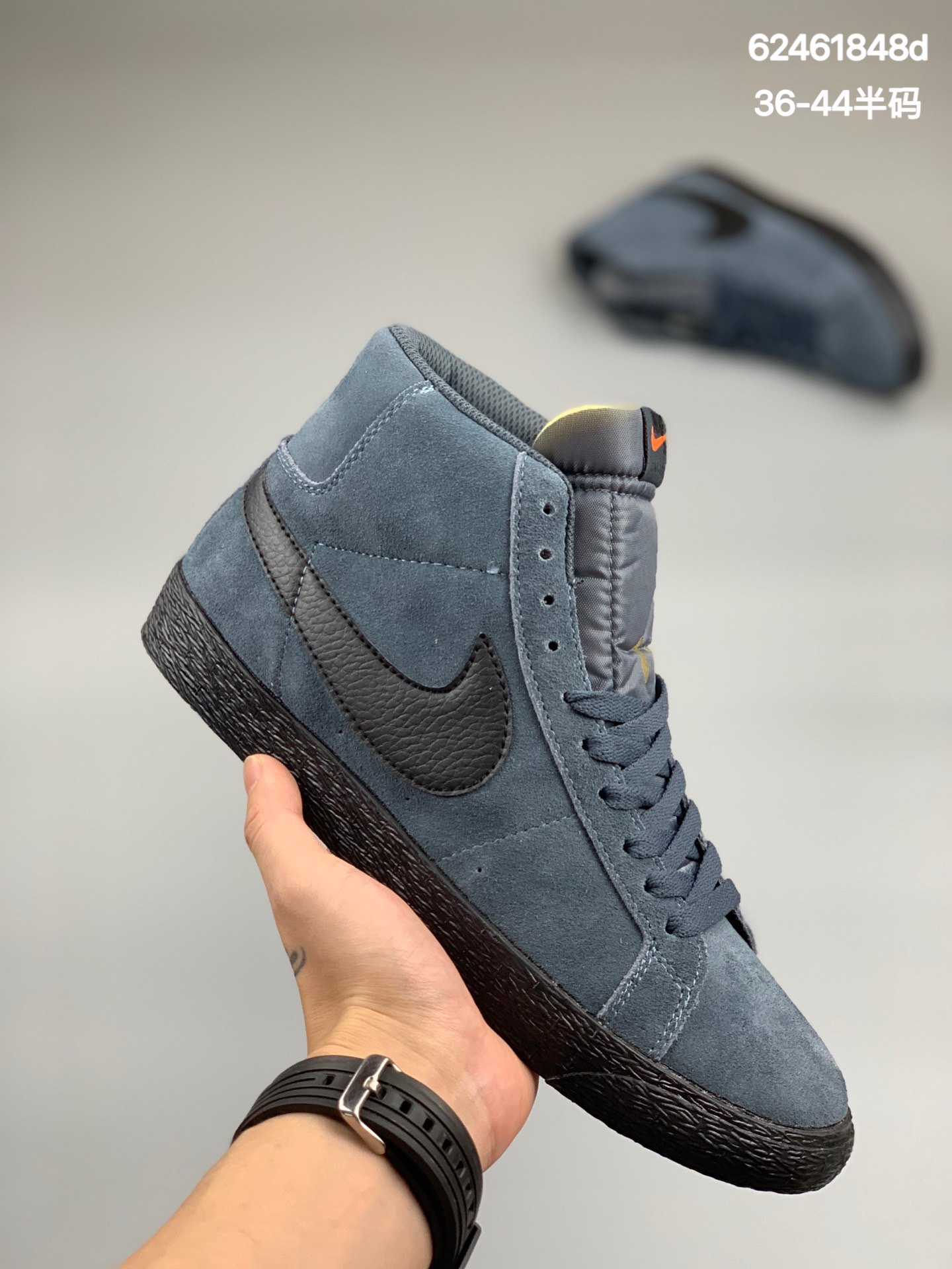 
耐克 Nike Blazer Mid ’77 SUEDE MIX经典开拓者高帮百搭休闲运动板鞋 864349 带半码 Nike Blazer通过配色和材质的变换，演绎出了无数的版本。眼前的新设计选用织物打造，呈现属于现代潮流的美感 ！
尺码:36-44半码
编码:62461848d