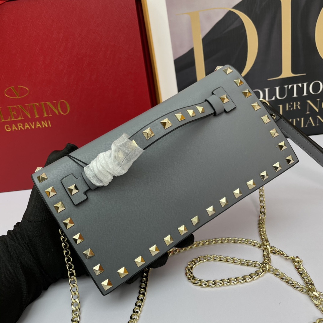 773#Vacation. 华伦天奴💥专柜经典款，常年好卖❤❤❤Valentino Rocksud 超火