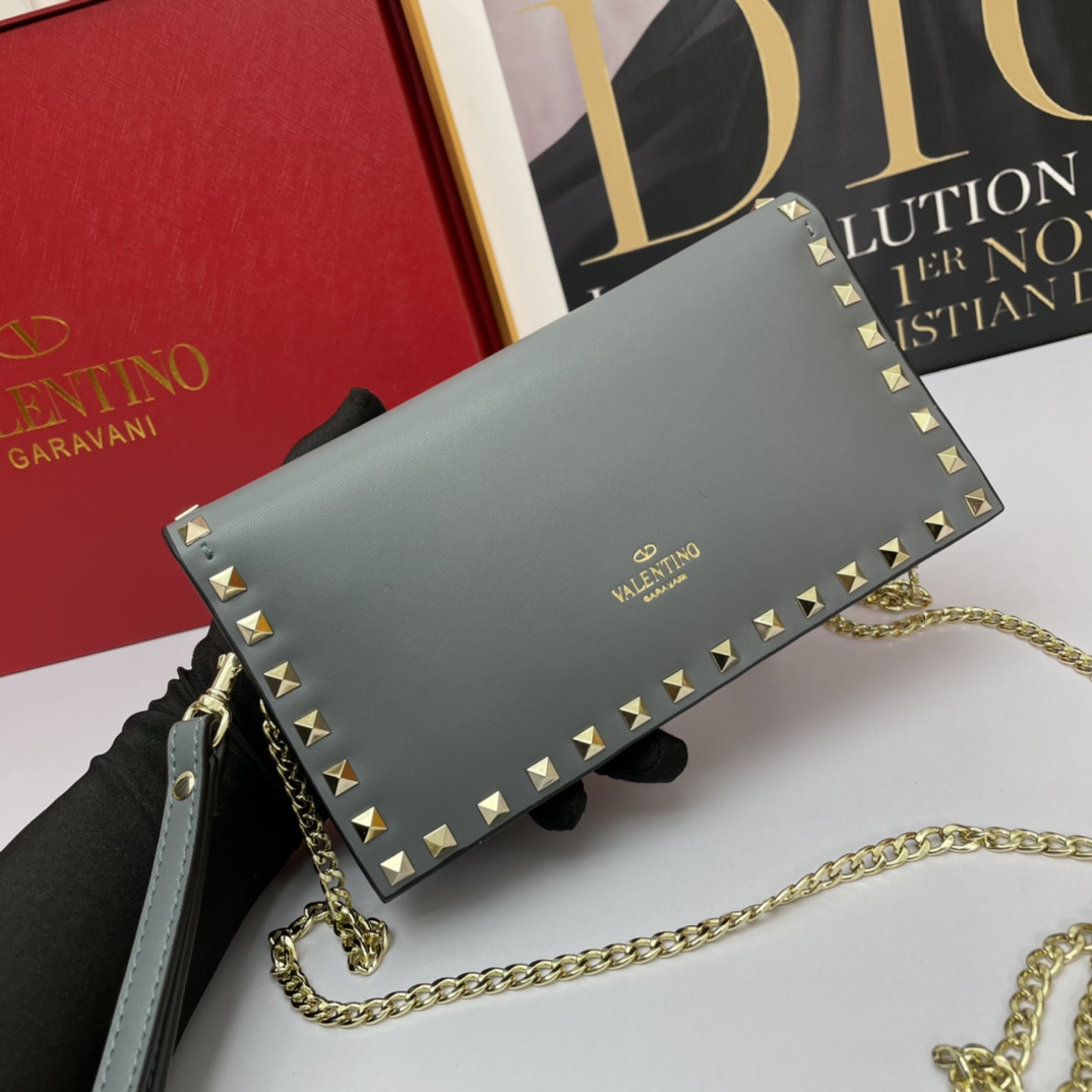 773#Vacation. 华伦天奴💥专柜经典款，常年好卖❤❤❤Valentino Rocksud 超火