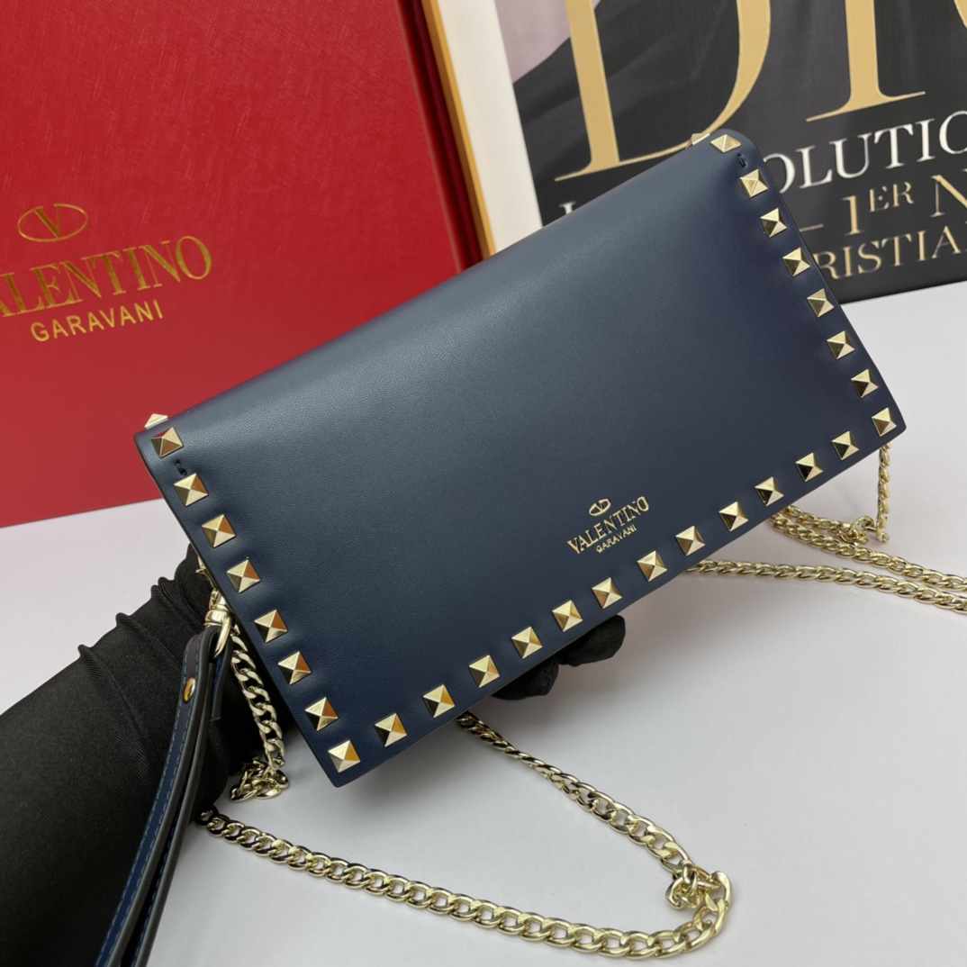 773#Vacation. 华伦天奴💥专柜经典款，常年好卖❤❤❤Valentino Rocksud 超火