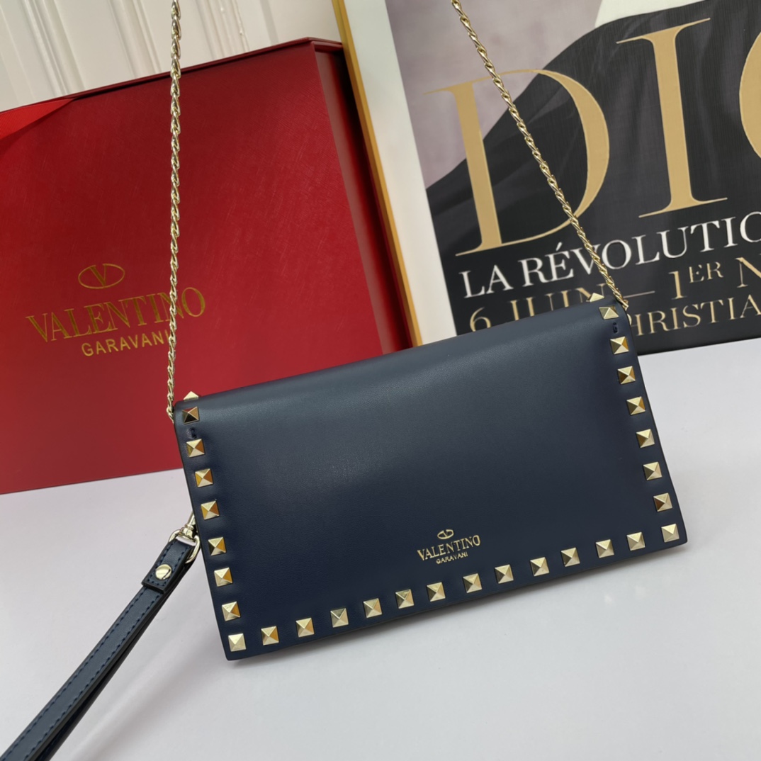 773#Vacation. 华伦天奴💥专柜经典款，常年好卖❤❤❤Valentino Rocksud 超火