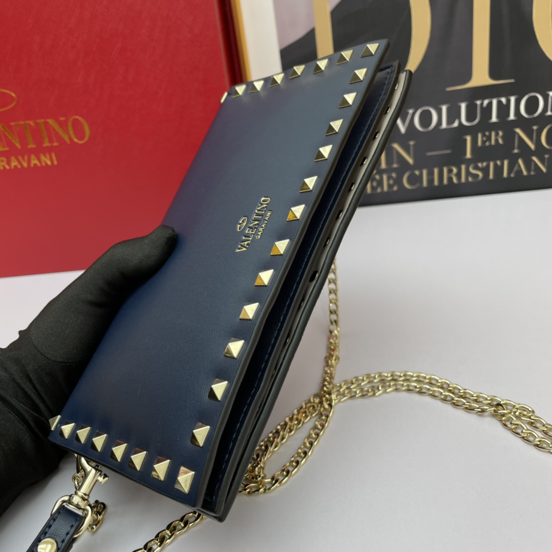 773#Vacation. 华伦天奴💥专柜经典款，常年好卖❤❤❤Valentino Rocksud 超火