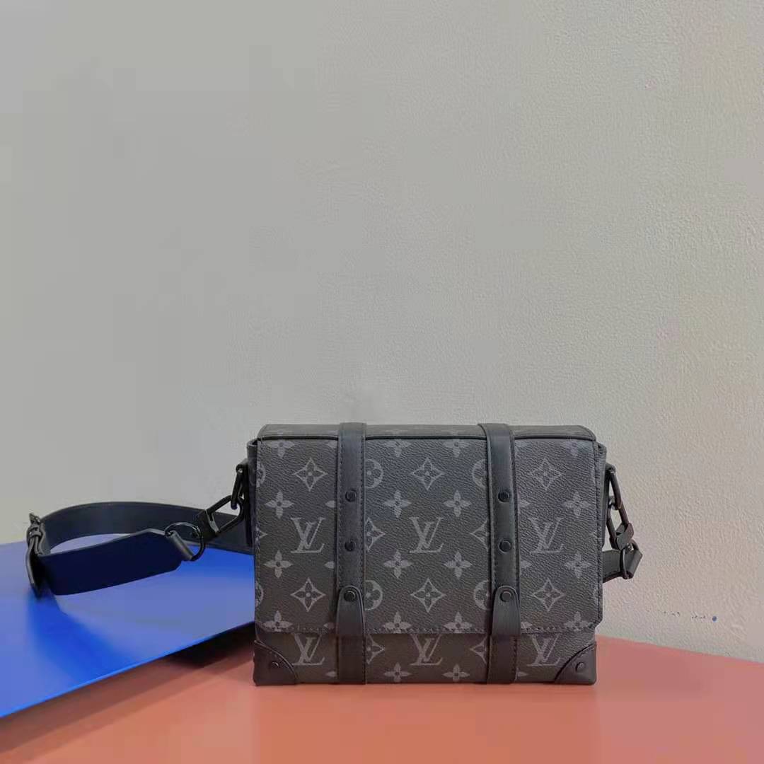 NO:202389,Original single M45727TRUNK Postman Bag This small rectangular trunk Postman Bag is made of Monogram Eclipse canvas, black flower black leather veil men's postman bag oo[handshake][handshake] continues the brand's classic hard box elements such as matte black rivets and reinforced black leather bag corners. Removable and adjustable straps for comfortable carrying. Detailed features 24 x 18 x 5.5 cm, LV [top original list], christian louboutin, louis vuitton19860909原单M45727TRUNK 邮差包本款小巧长方体 Trunk 邮差包由 Monogram Eclipse 帆布制成,黑花黑皮盖头男士邮差包oo[握手][握手]延续哑光黑铆钉和加固黑色皮革包角等品牌经典硬箱元素.可脱卸、可调节包带实现舒适背携.详细特征24 x 18 x 5.5 厘米,LV【顶级原单】,christian louboutin,louis vuitton,Bag