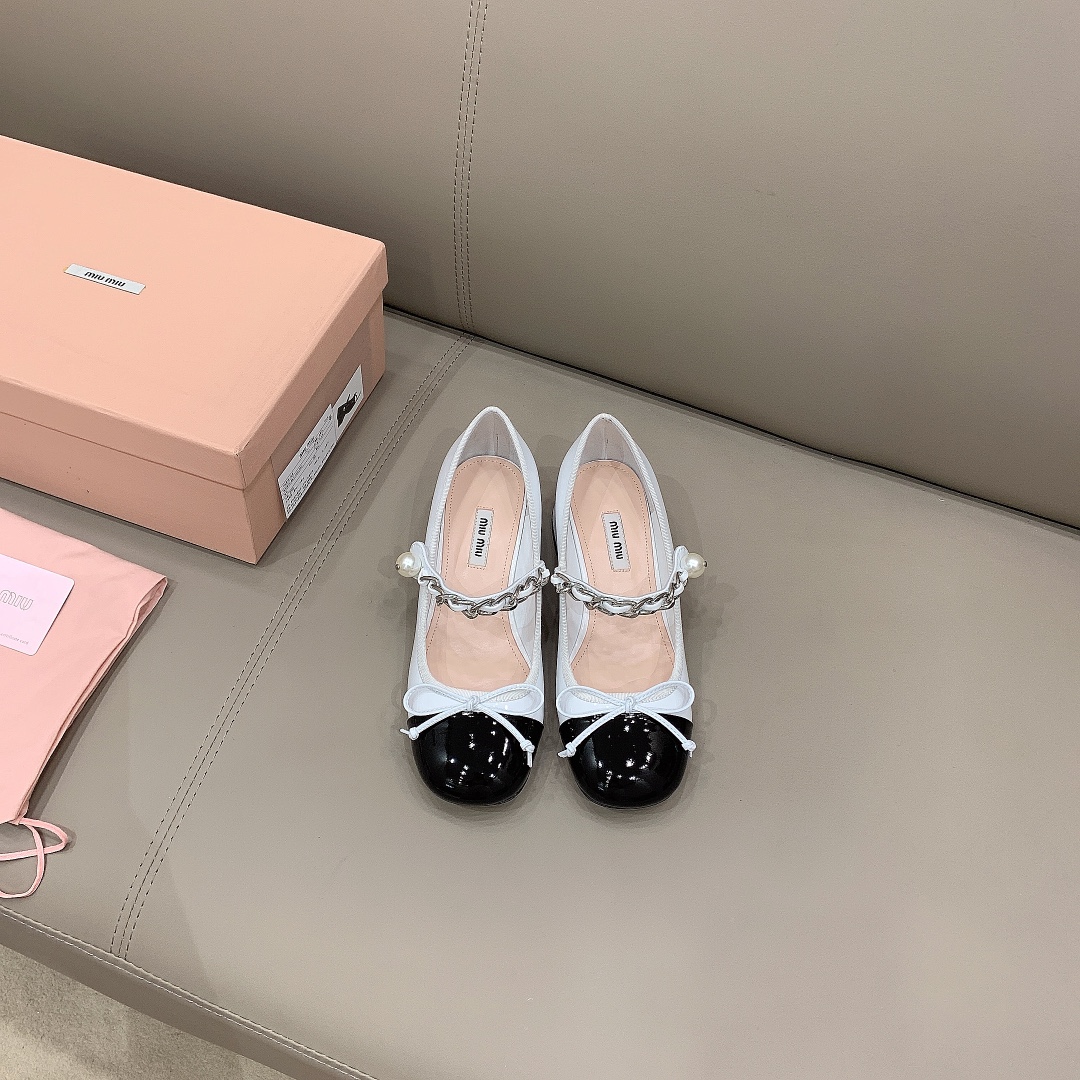 NO:403832,Miumi* upgraded version of Princess Mary Jane shoes New bow model Upper original color-blocking cow patent leather inner foot pad sheepskin Comfortable and breathable Italian leather outsole Heel height 4cm Size 35-39 (40 custom made), Mary Jane, miumiu, mary jane, sheepskin, Leather soles19860909miumi*升级版公主玛丽珍鞋 新款蝴蝶结款 鞋面原版拼色牛漆皮 内里垫脚羊皮 舒适透气 意大利真皮大底 跟高4cm 码数35-39（40定做）,玛丽珍,miumiu,mary jane,sheepskin,Leather soles,Women's Shoes