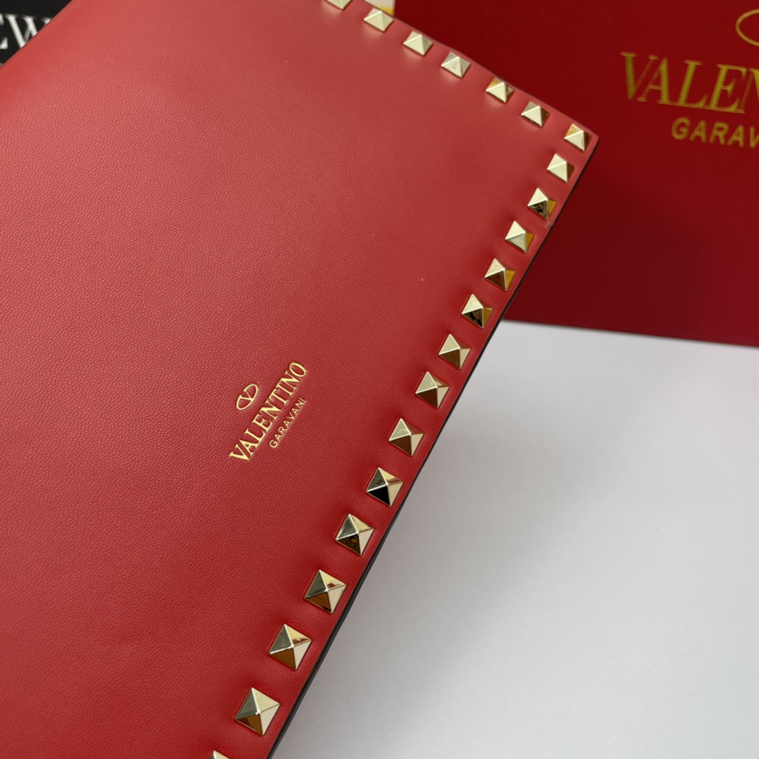 、772# Valentino Garavani Rockstud 采用进口牛皮手拿包🌟🌟🌟铂金后处理铆