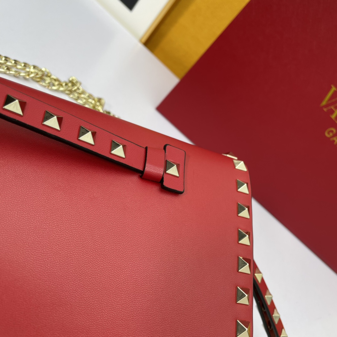 、772# Valentino Garavani Rockstud 采用进口牛皮手拿包🌟🌟🌟铂金后处理铆