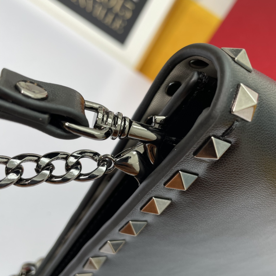 、772#Valentino Garavani Rockstud 采用进口牛皮手拿包🌟🌟🌟铂金后处理铆钉