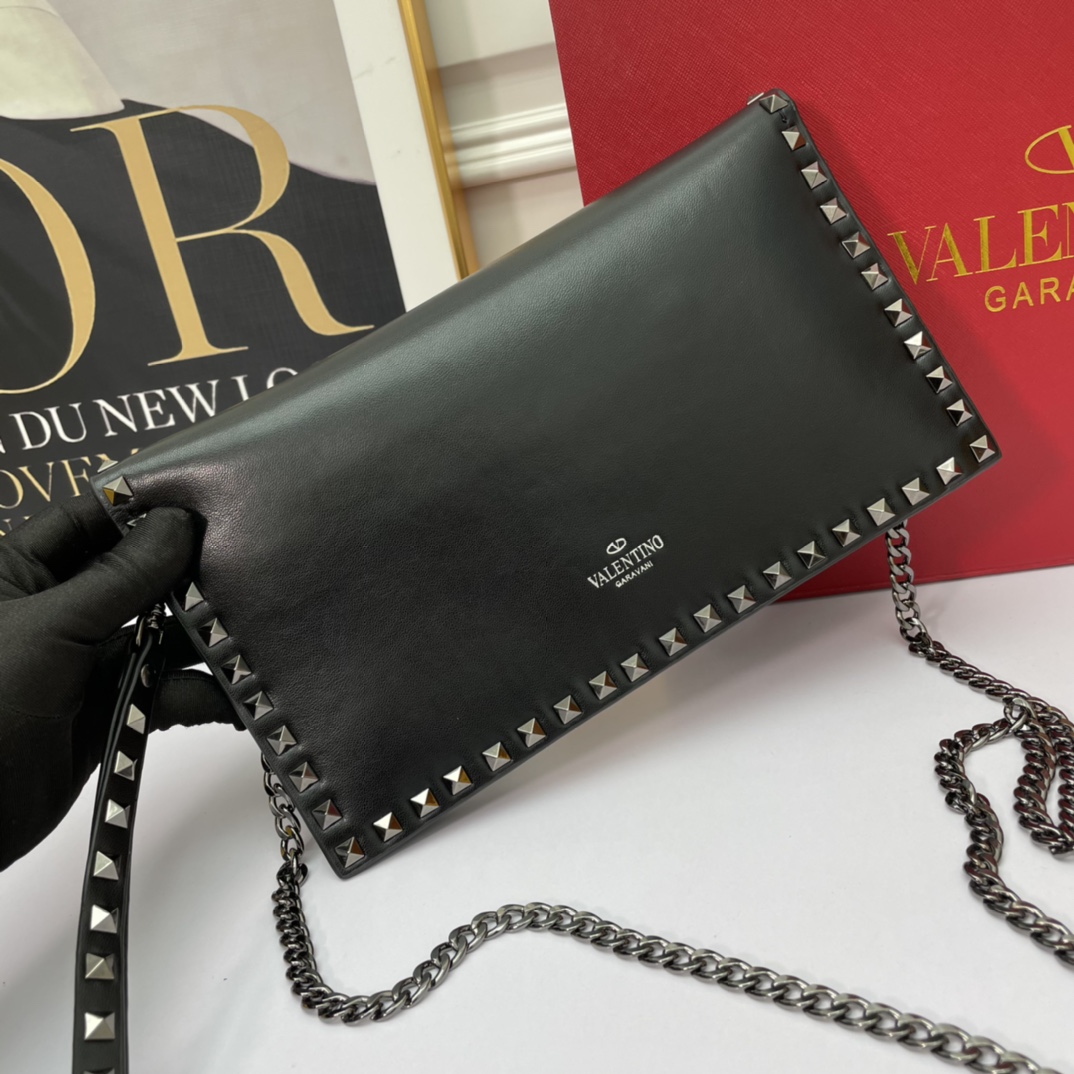 、772#Valentino Garavani Rockstud 采用进口牛皮手拿包🌟🌟🌟铂金后处理铆钉